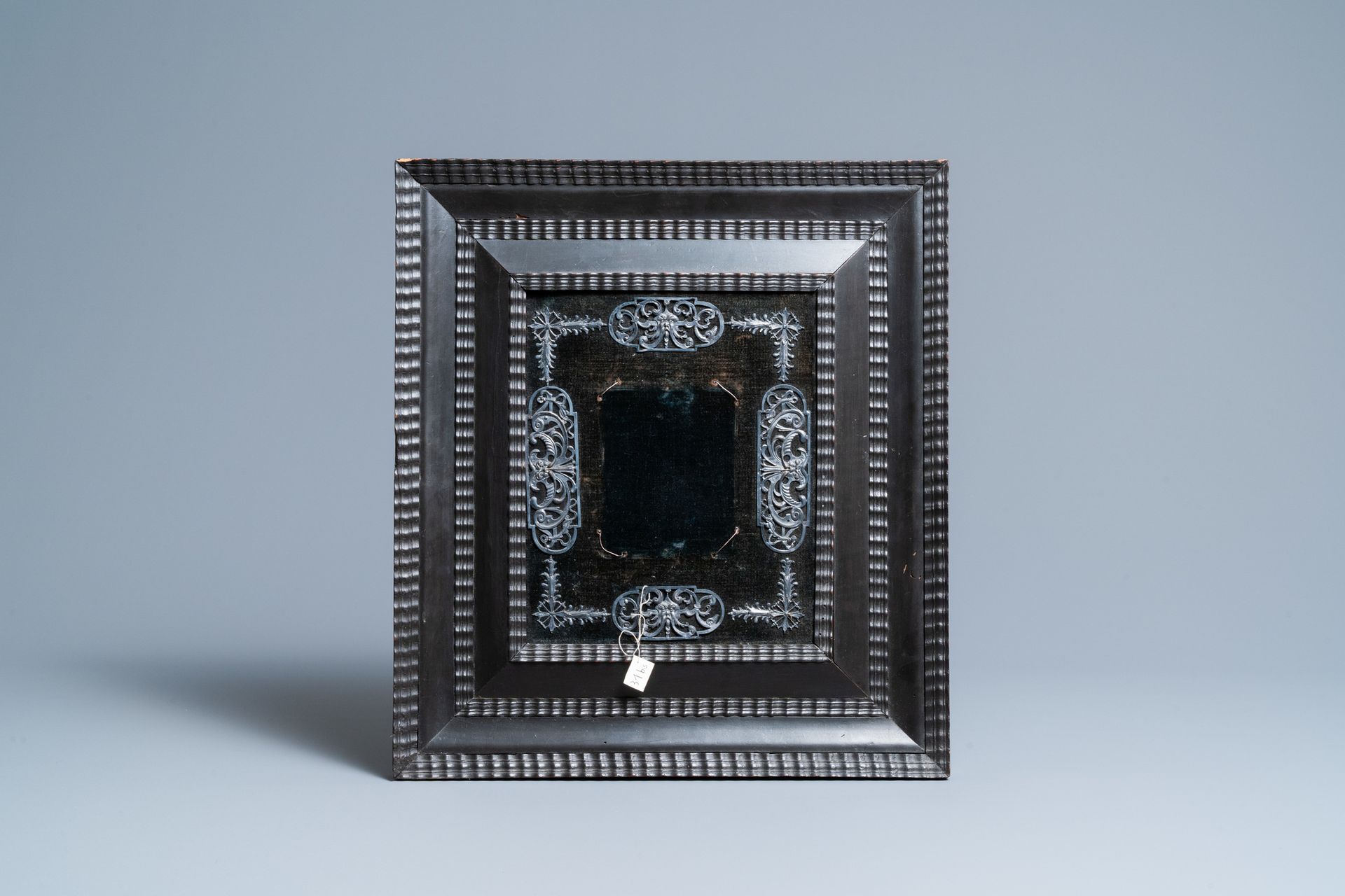 Un cadre en poirier noirci avec éléments décoratifs en étain, 17ème Abmessung: 4&hellip;