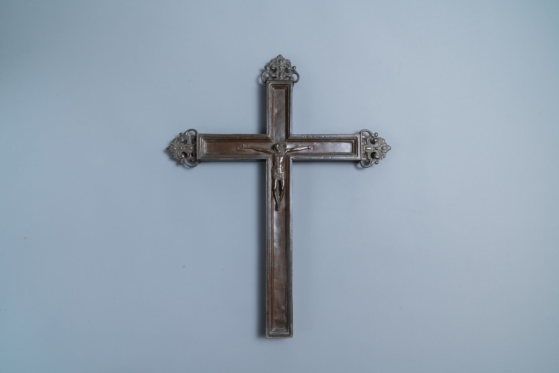 Une croix de procession en cuivre au Christ en bronze, France ou Allemagne, 17/1&hellip;