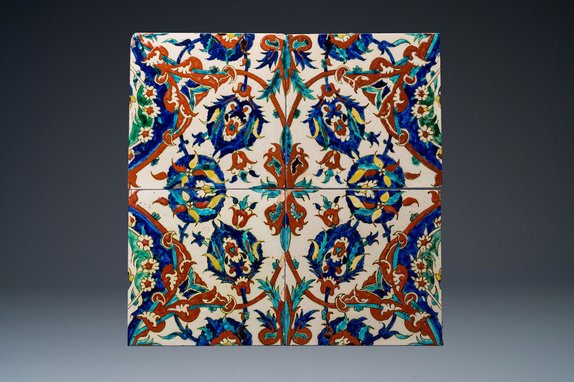 Quatre carreaux en céramique de style Iznik, Kutahya, Turquie, 19ème Abmessung: &hellip;