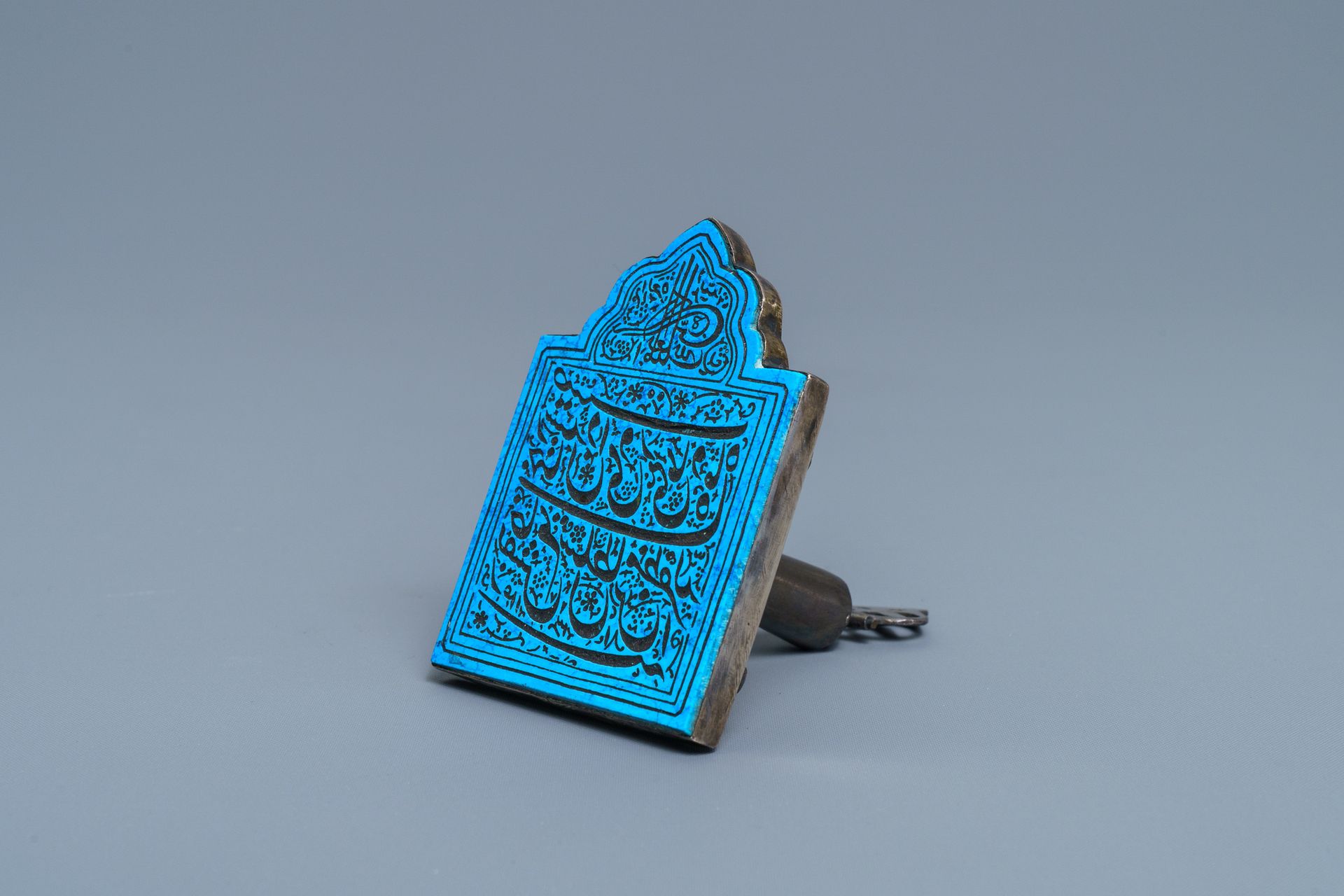 Un sceau de Mozaffar Al-Din Shah Qajar (1896-1907) en turquoise monté en argent &hellip;