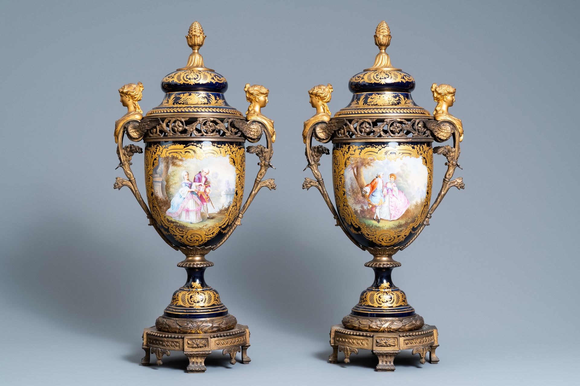 Une paire de grands vases en porcelaine dans le style de Sèvres aux montures en &hellip;