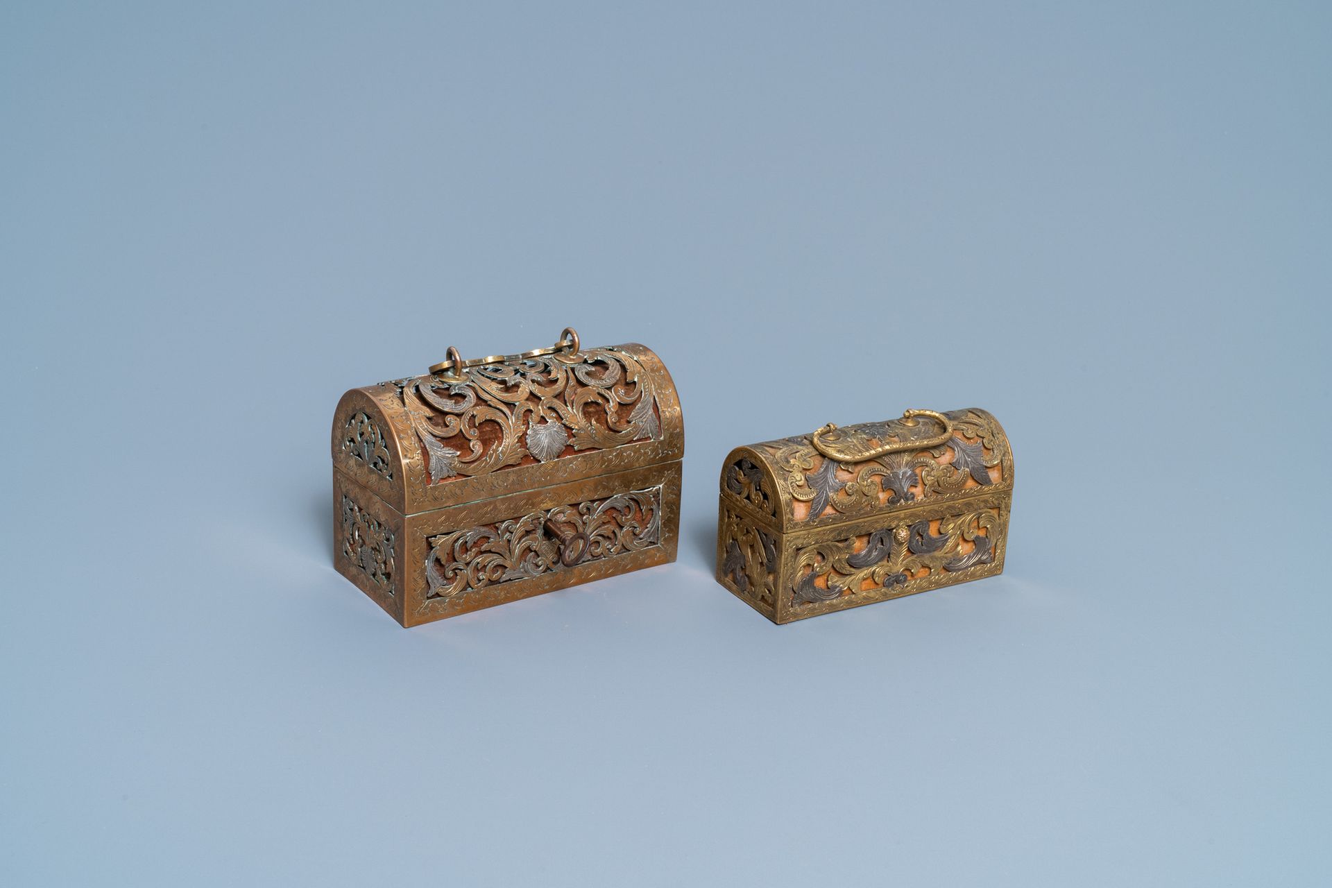 Deux coffrets ajourés en cuivre doré et argenté, France, 17ème Dim.: 14 x 11 x 7&hellip;