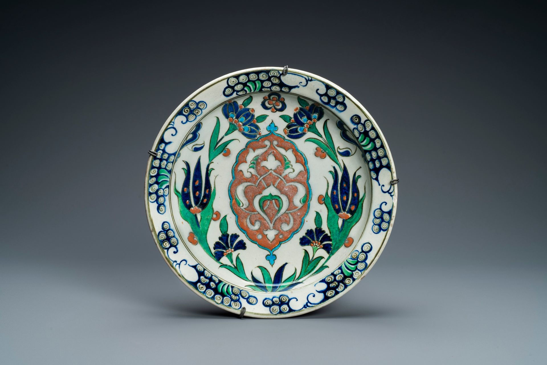 Un plat en céramique de style Iznik, Kutahya, Turquie, 19ème Dia: 28,5 cm 

La a&hellip;
