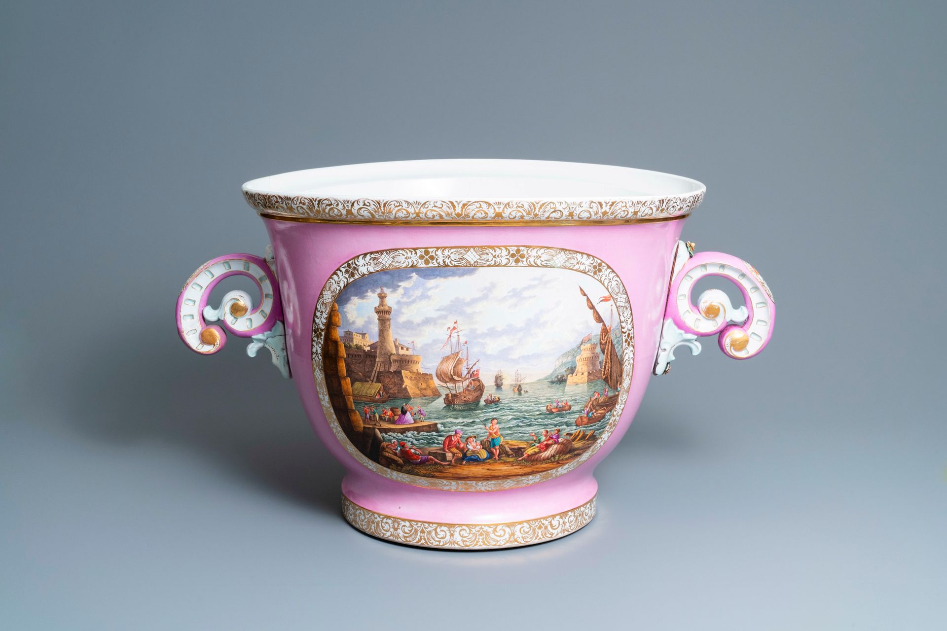 Une importante jardinière en porcelaine à fond rose 'Pompadour', peut-être Sèvre&hellip;