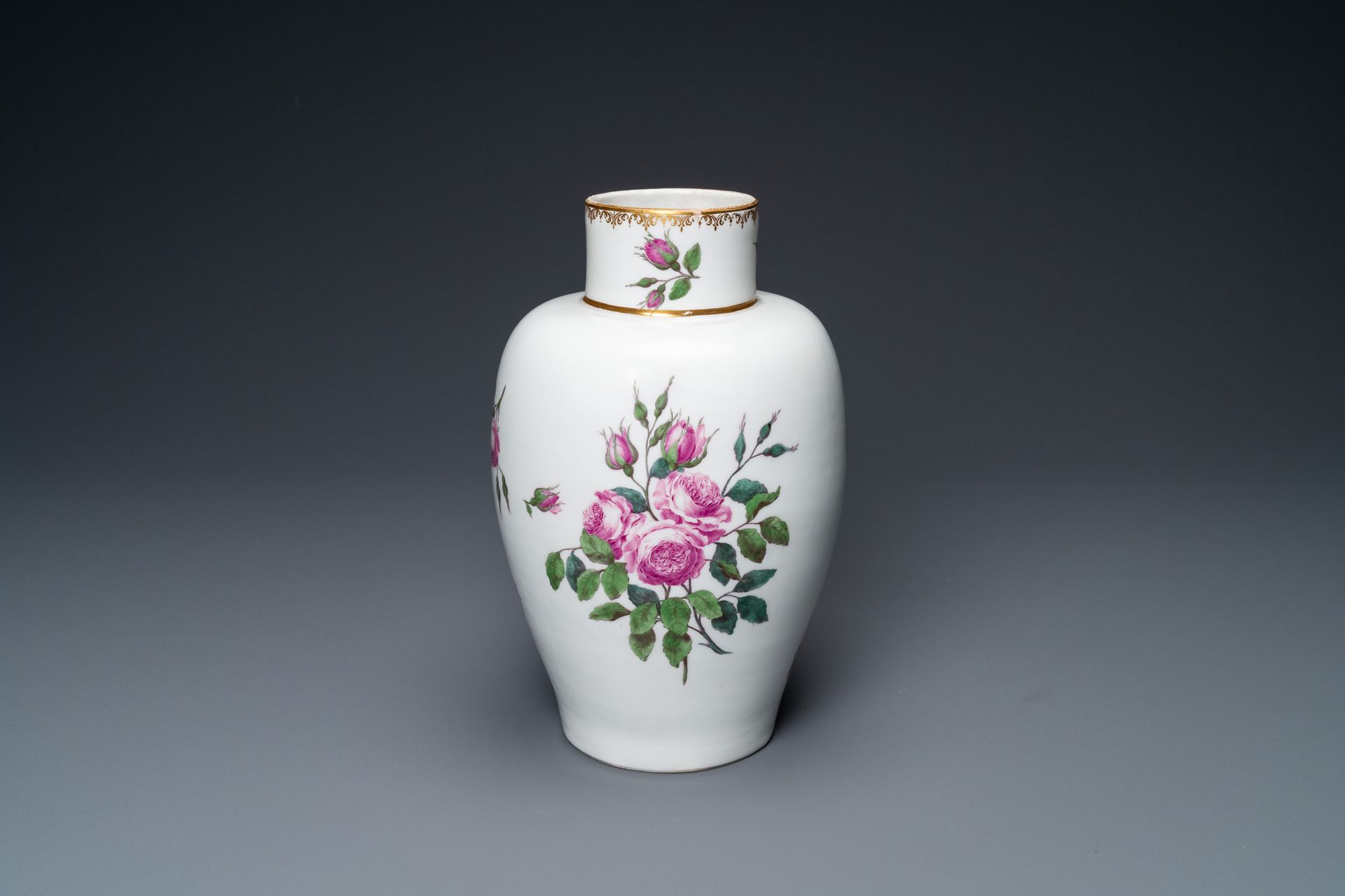 Un vase à décor de roses roses, porcelaine de Meissen, marque A.R. Pour Augustus&hellip;