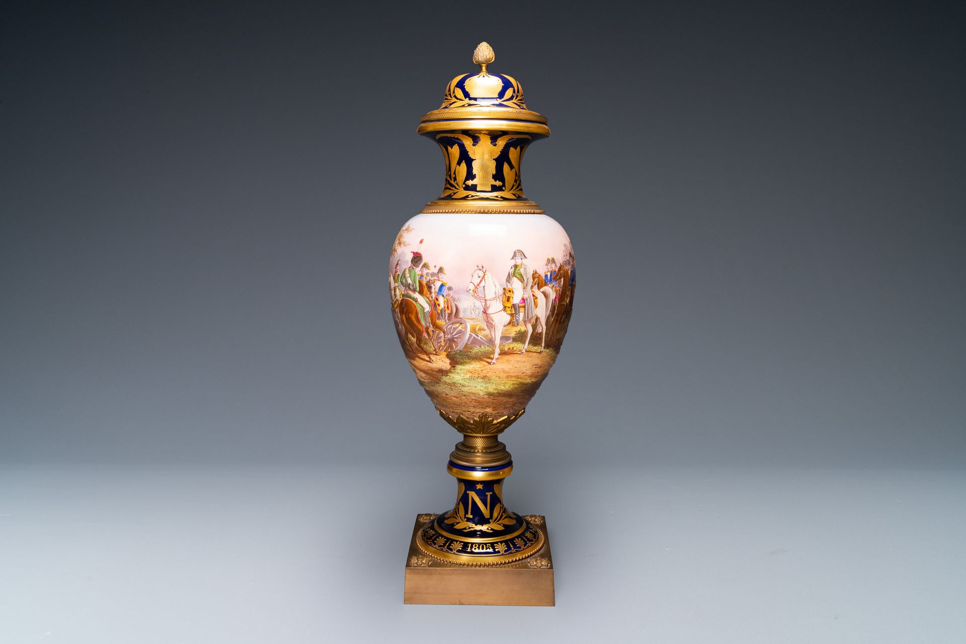 Un grand vase couvert figurant Napoleon en porcelaine dans le style de Sèvres à &hellip;