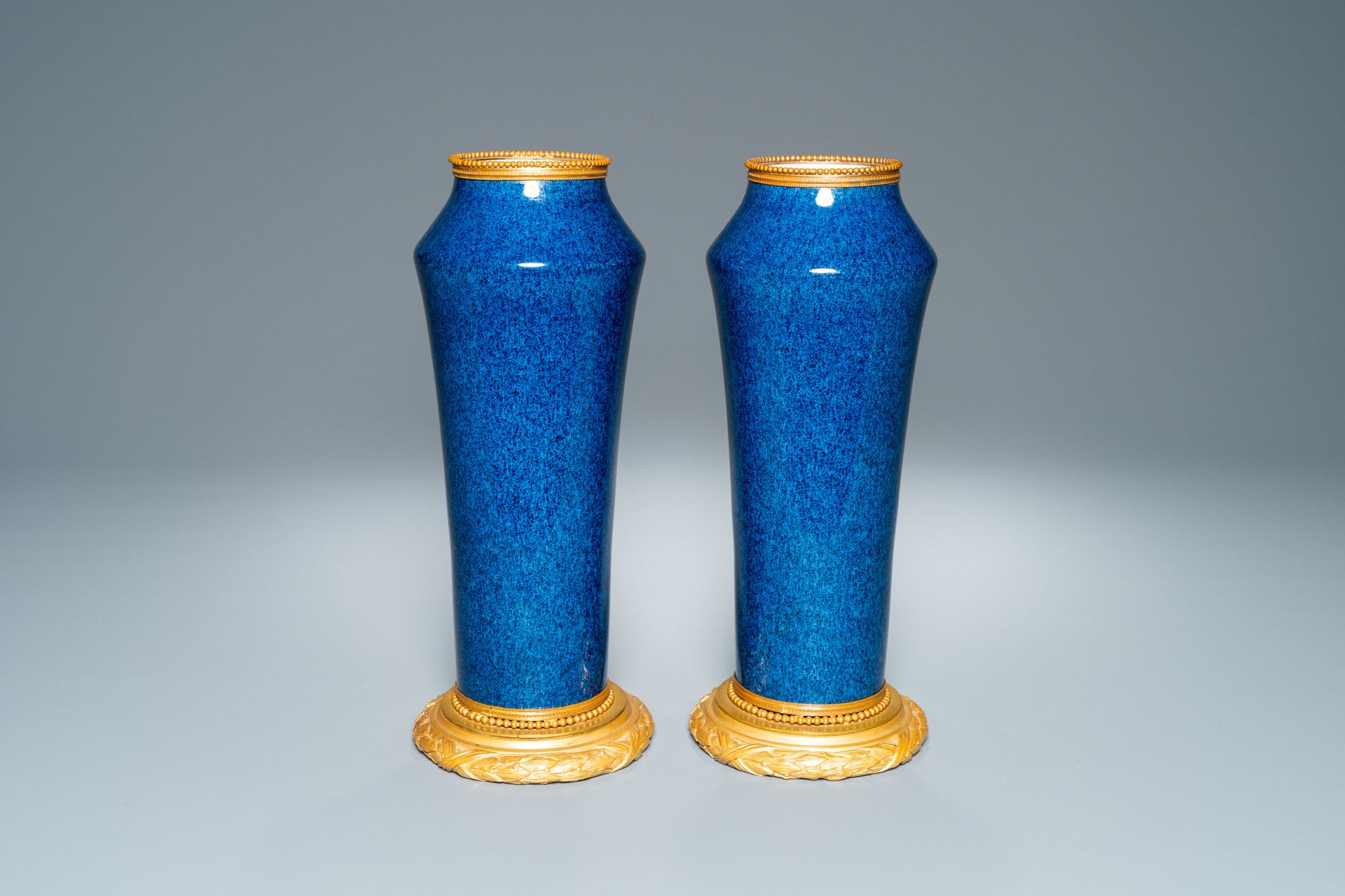 Une paire de vases en porcelaine de Sèvres en bleu poudré monochrome aux monture&hellip;