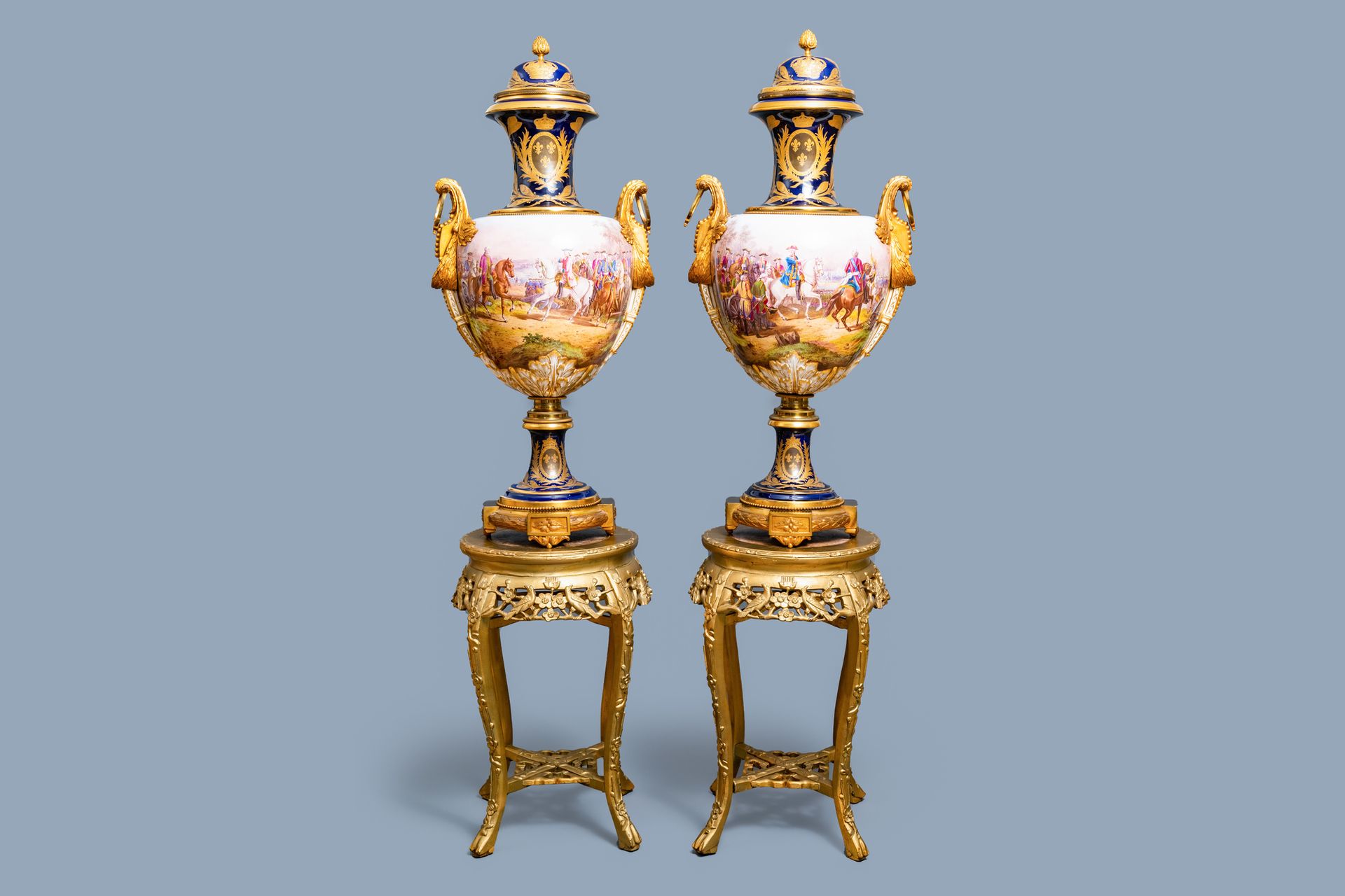 Une paire de très grands vases en porcelaine dans le style de Sèvres aux monture&hellip;