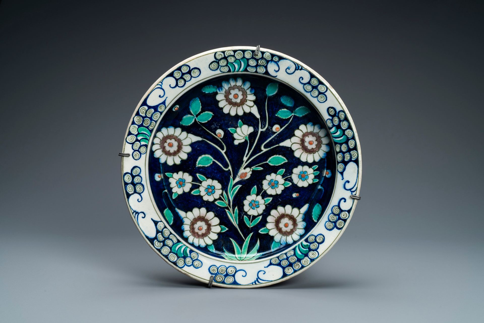 Un plat en céramique de style Iznik à fond bleu, Kutahya, Turquie, 19ème Diámetr&hellip;