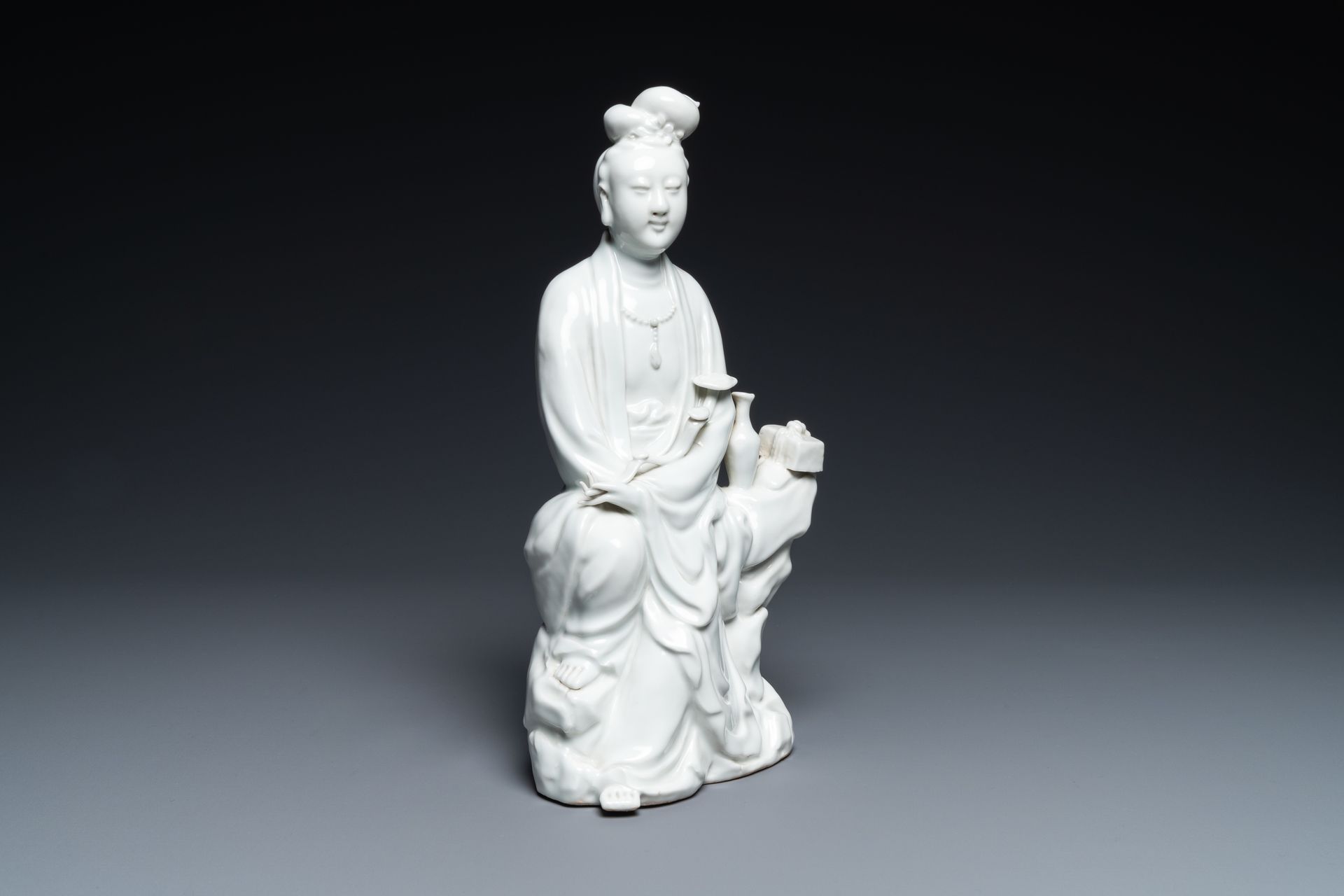 A Chinese blanc de Chine figure of Guanyin, impressed mark, 19/20th C. 完整的标题。中国白&hellip;