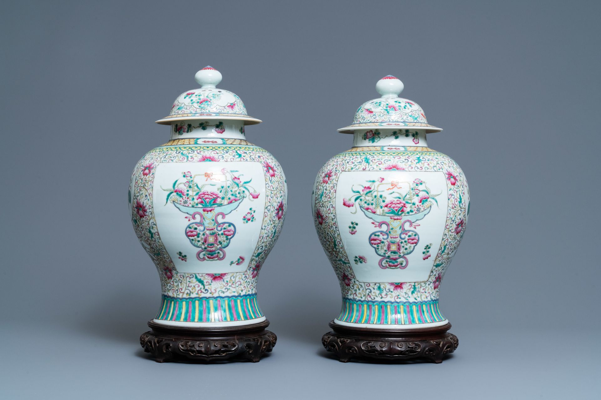 A pair of Chinese famille rose vases and covers, 19th C. 全称：中国19世纪粉彩花瓶和盖子。一对中国粉彩&hellip;
