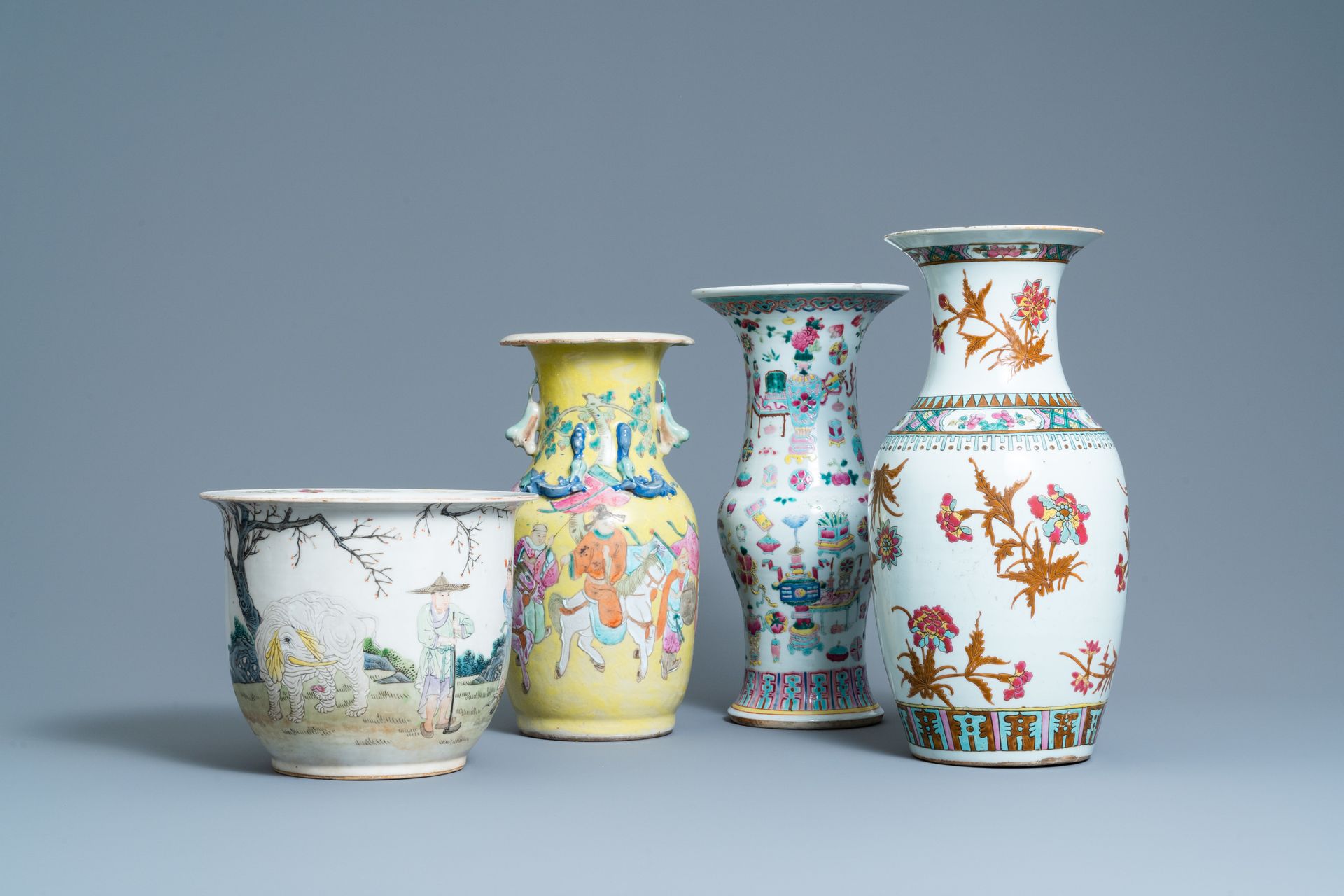 Three Chinese famille rose vases and a jardiniere, 19th C. Titre complet : Trois&hellip;