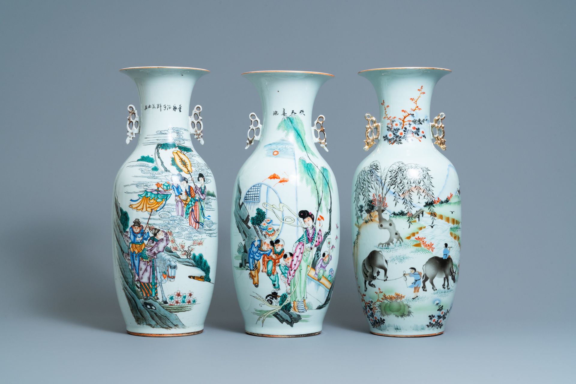 Three Chinese famille rose vases, 19/20th C. Titre complet : Trois vases chinois&hellip;