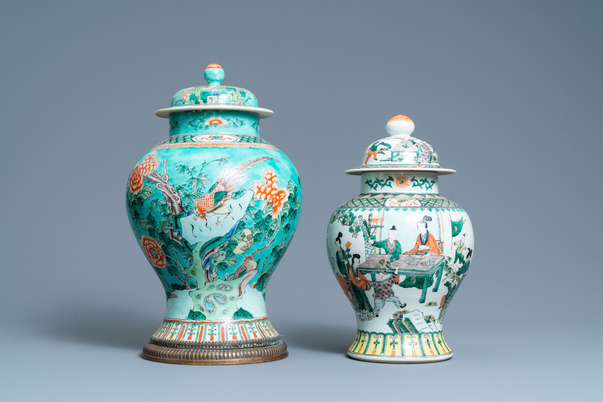 Two Chinese famille verte vases and covers, 19th C. 完整的标题。两件中国粉彩花瓶和盖子，19世纪

说明：
&hellip;