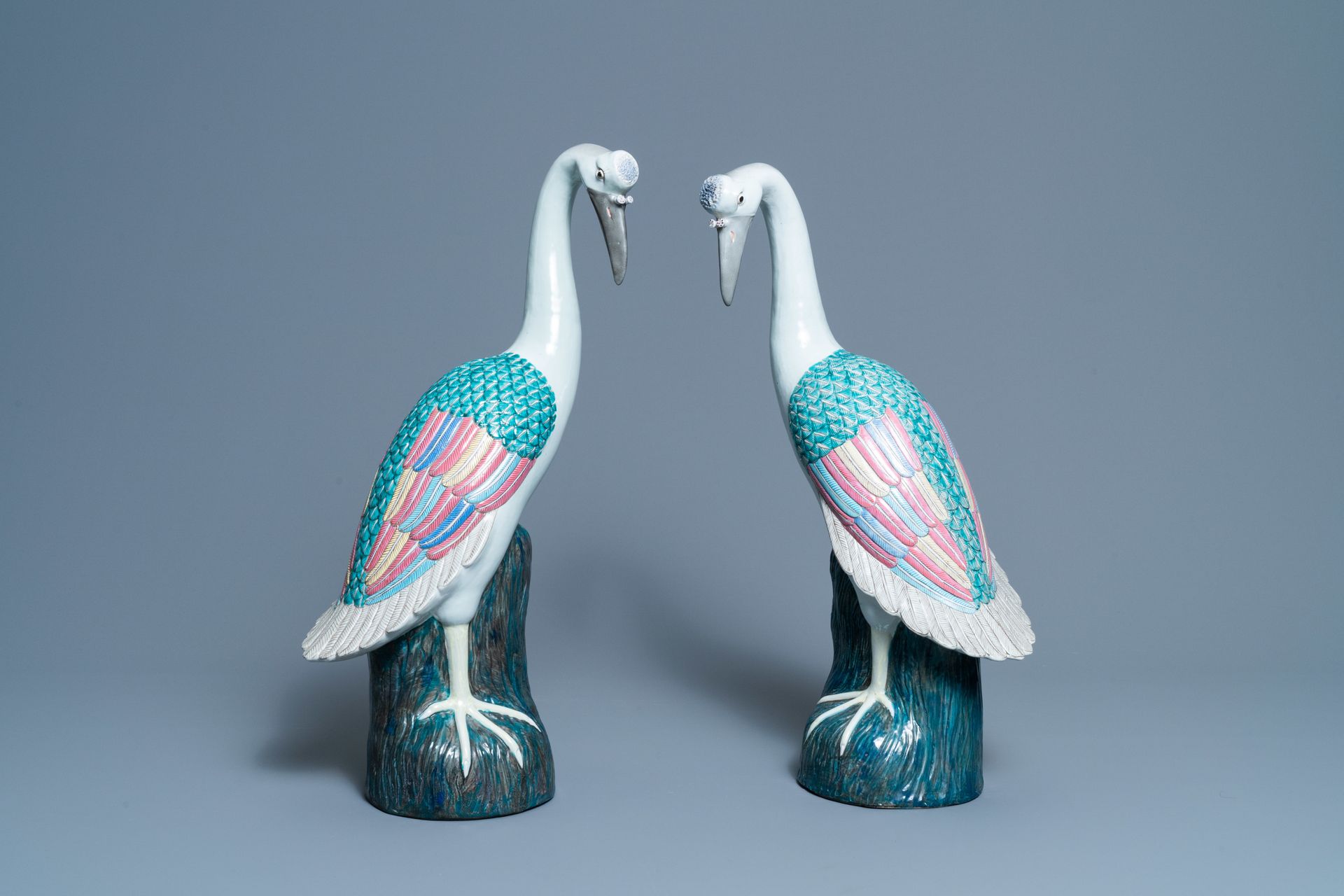 A pair of large Chinese famille rose models of cranes, 20th C. 完整的标题。一对大型中国粉彩鹤模型&hellip;