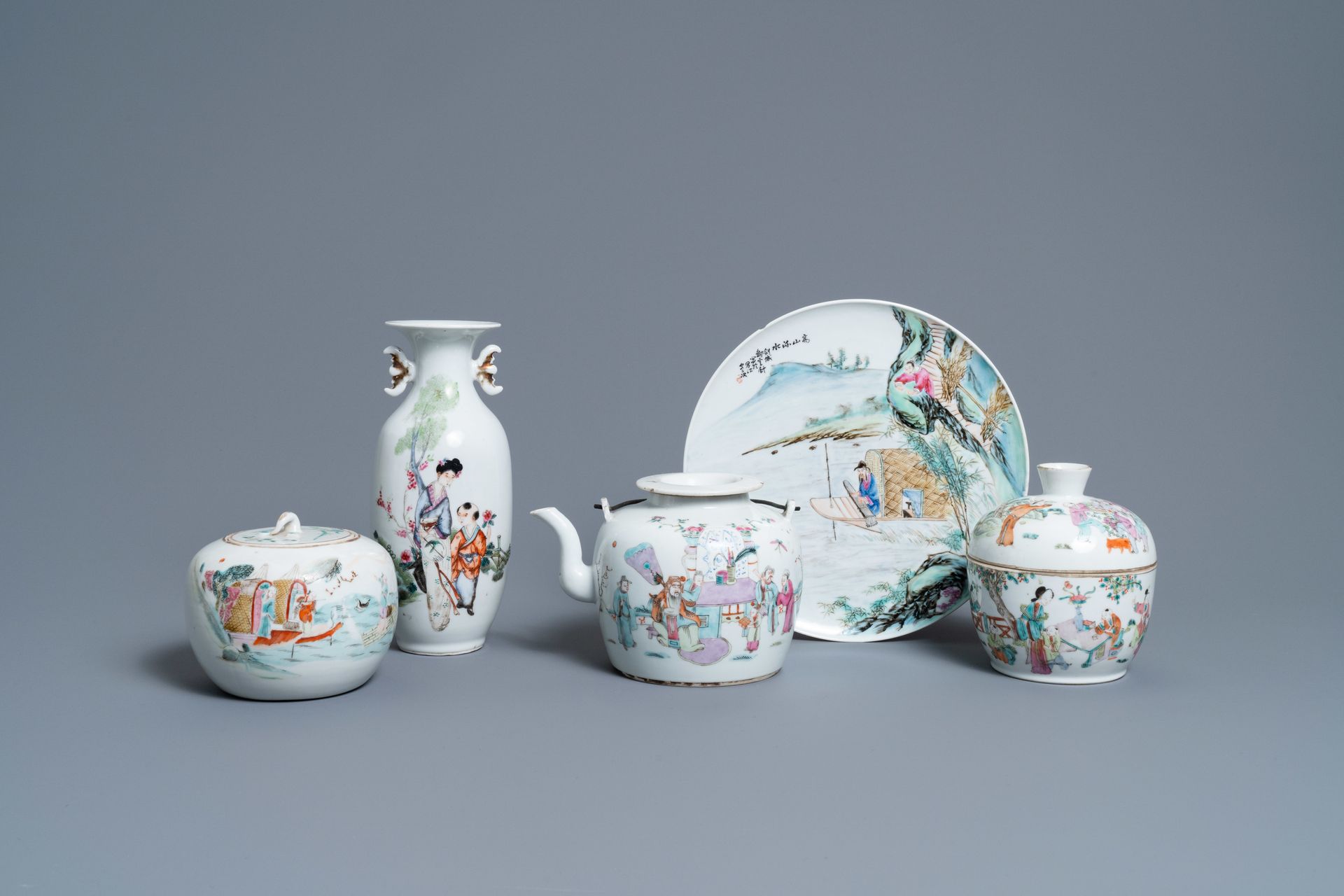 Five Chinese famille rose wares, 19/20th C. Titre complet : Cinq faïences chinoi&hellip;