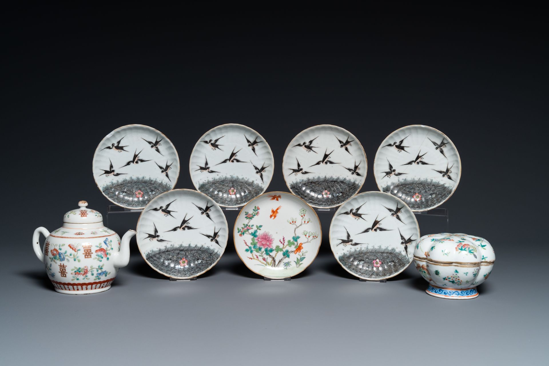 Seven Chinese famille rose saucers, a teapot and a covered box, 19th C. Título c&hellip;