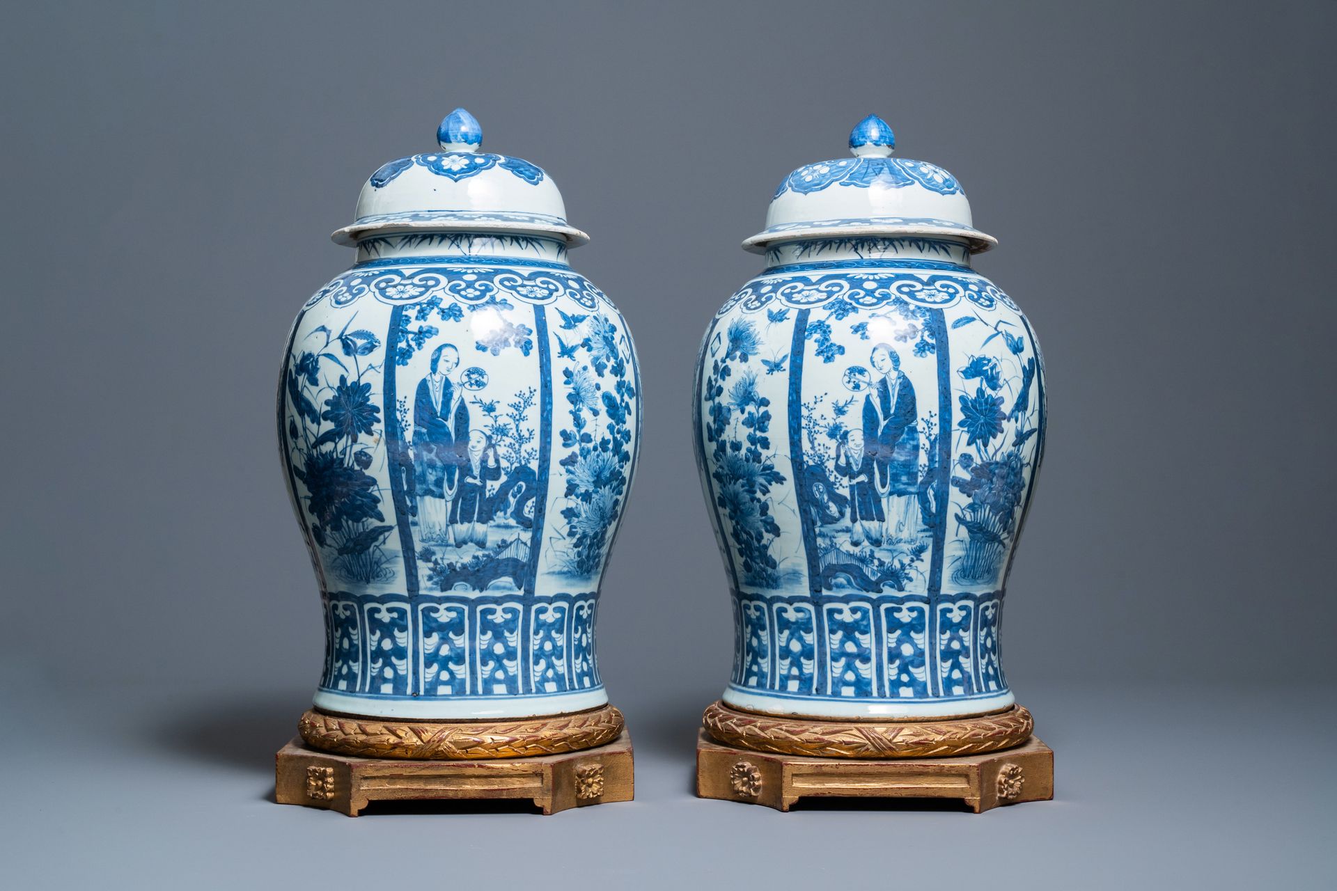 A pair of large Chinese blue and white covered vases, 19th C. 全名：一对中国蓝白相间的大花瓶，19&hellip;