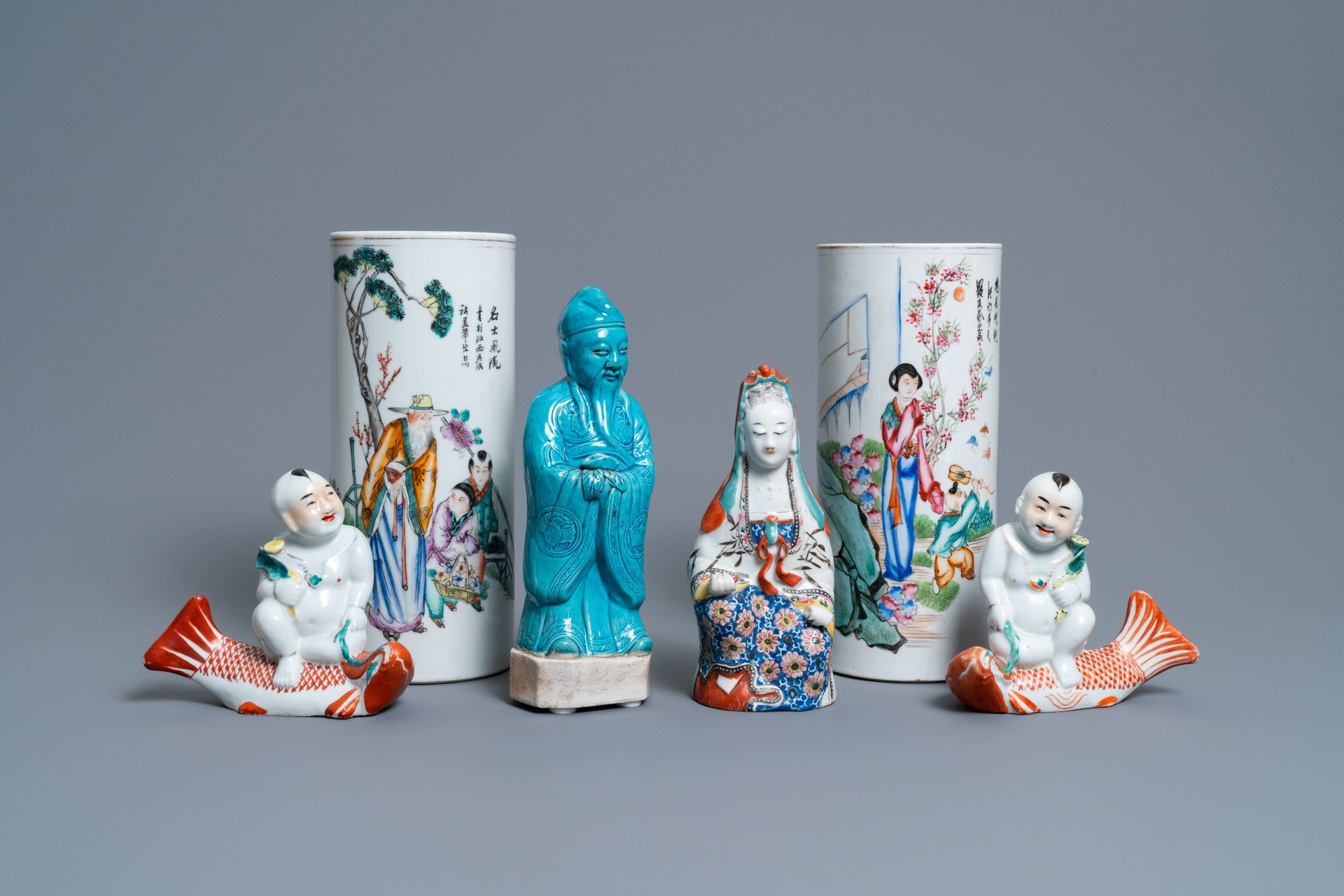 Two Chinese famille rose hat stands and four various figures, 19/20th C. Vollstä&hellip;