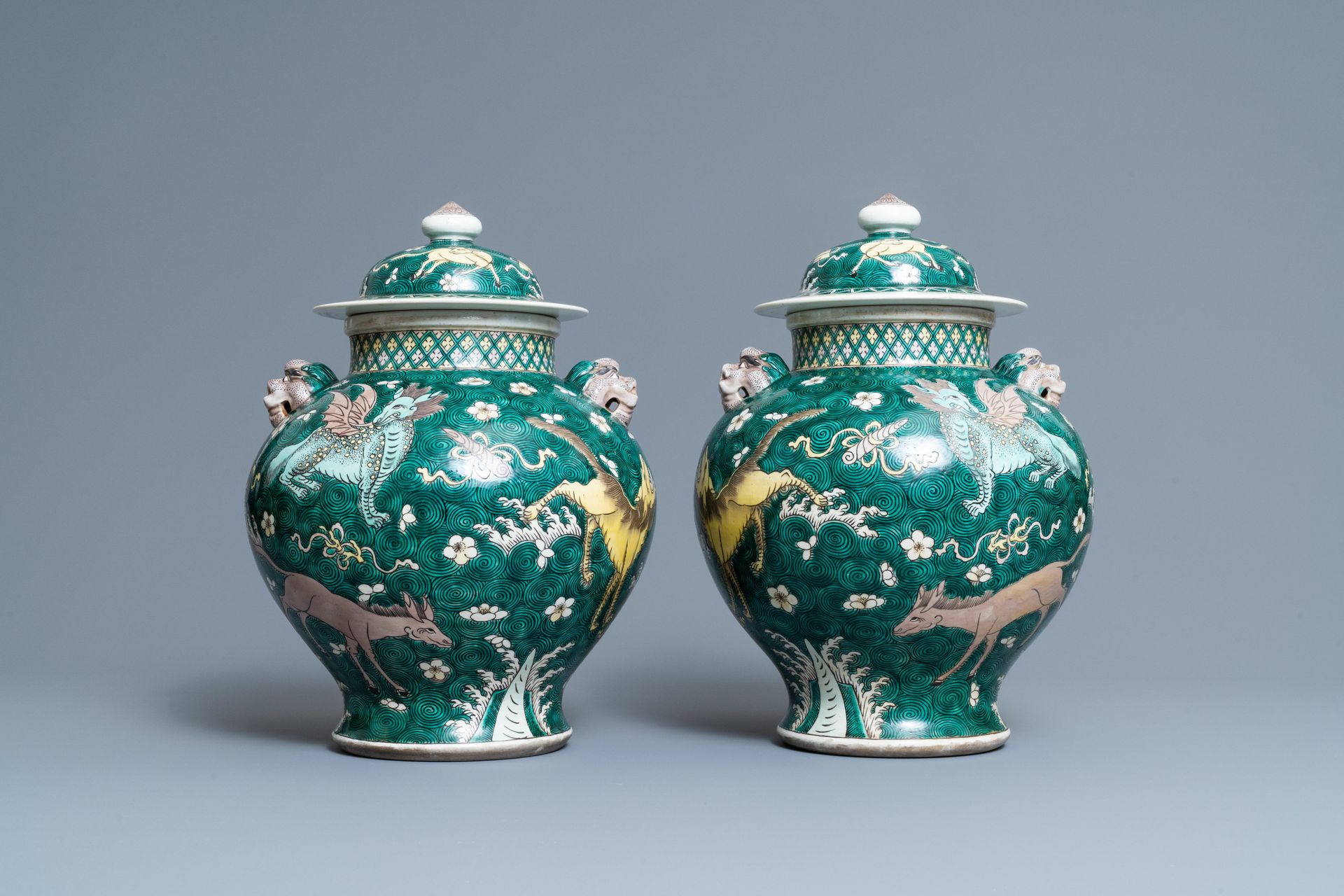 A pair of Chinese famille verte 'mythical animals' vases and covers, 19th C. Tít&hellip;