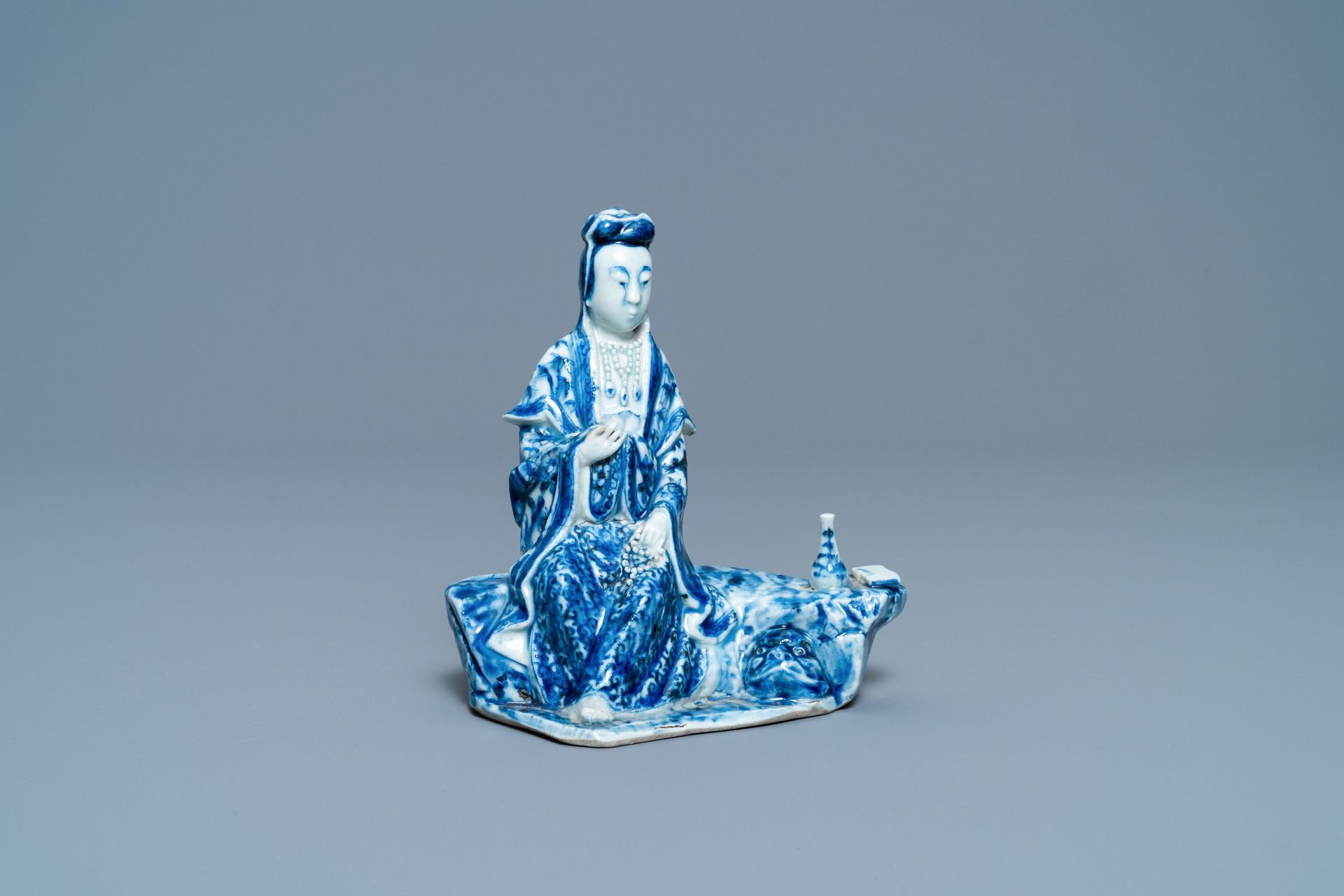 A Chinese blue and white figure of a seated Guanyin, 19th C. Titolo completo: Fi&hellip;