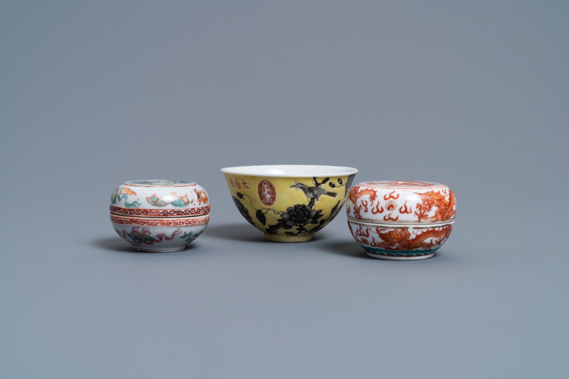A Chinese Dayazhai yellow-ground bowl and two seal paste boxes, 19th C. Titre co&hellip;