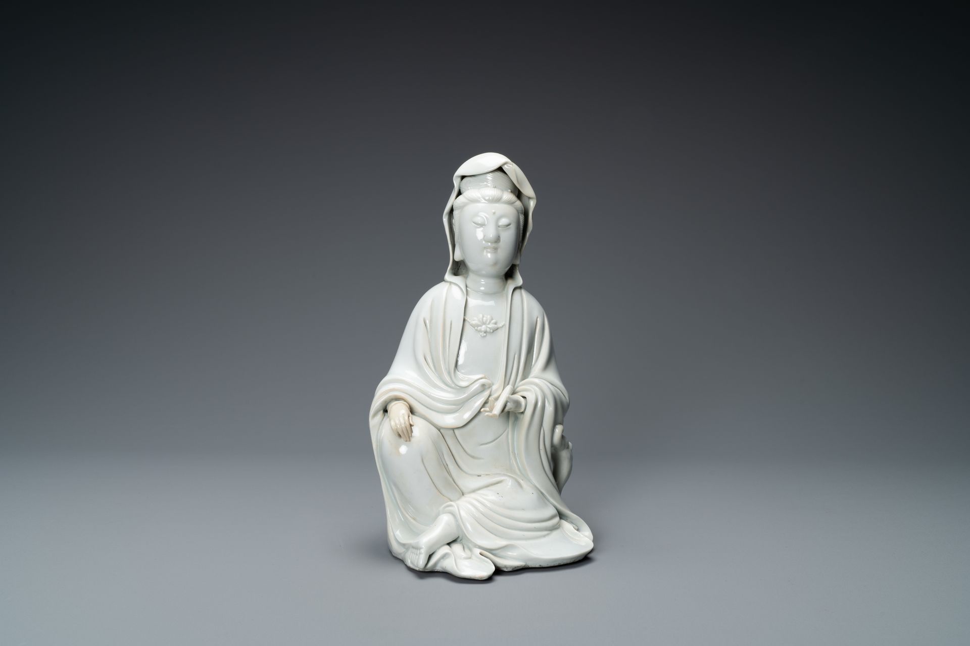 A Chinese Dehua blanc de Chine figure of Guanyin, 18/19th C. Titre complet : Une&hellip;