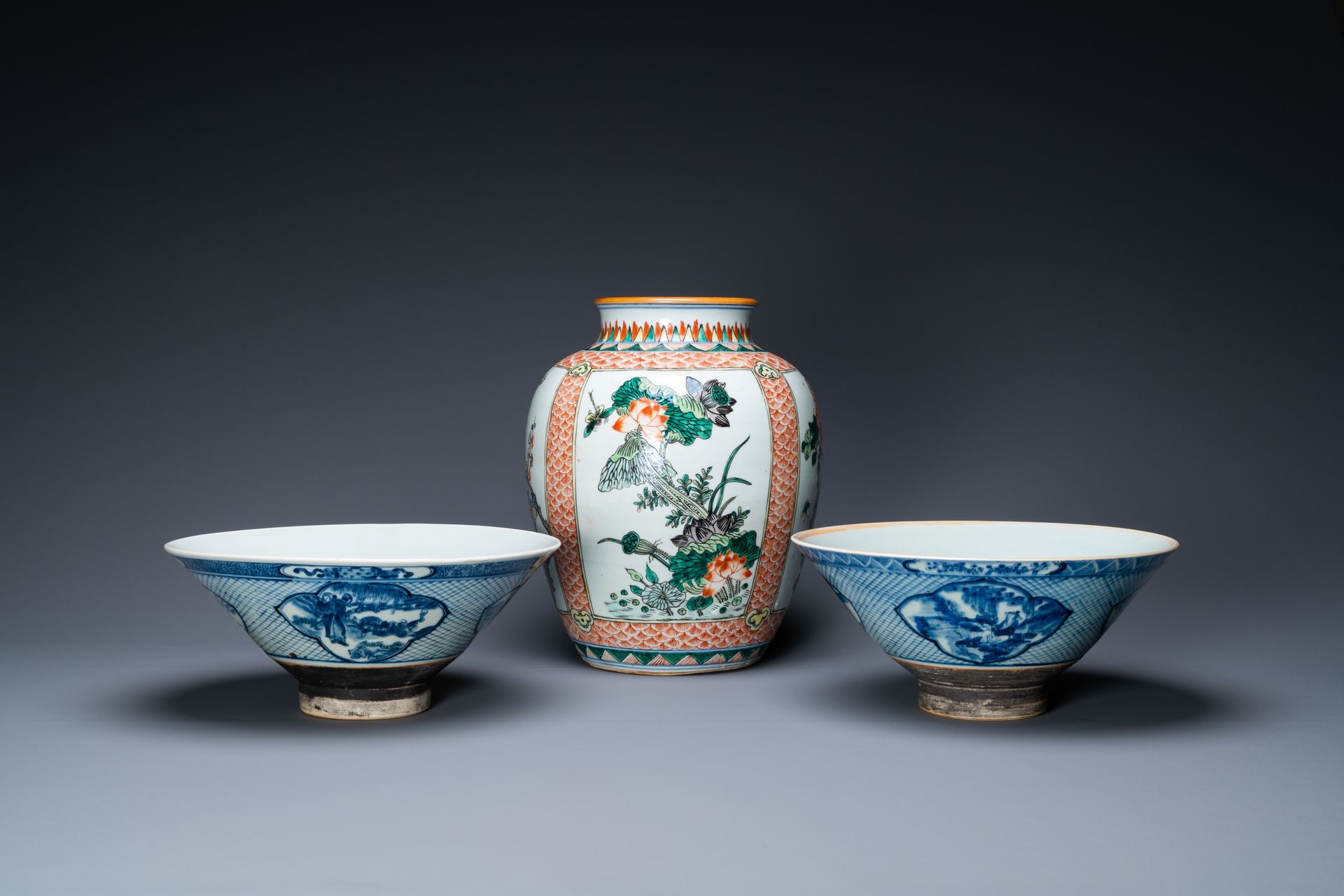 A pair of Chinese blue and white bowls and a famille verte vase, 19th C. Titre c&hellip;