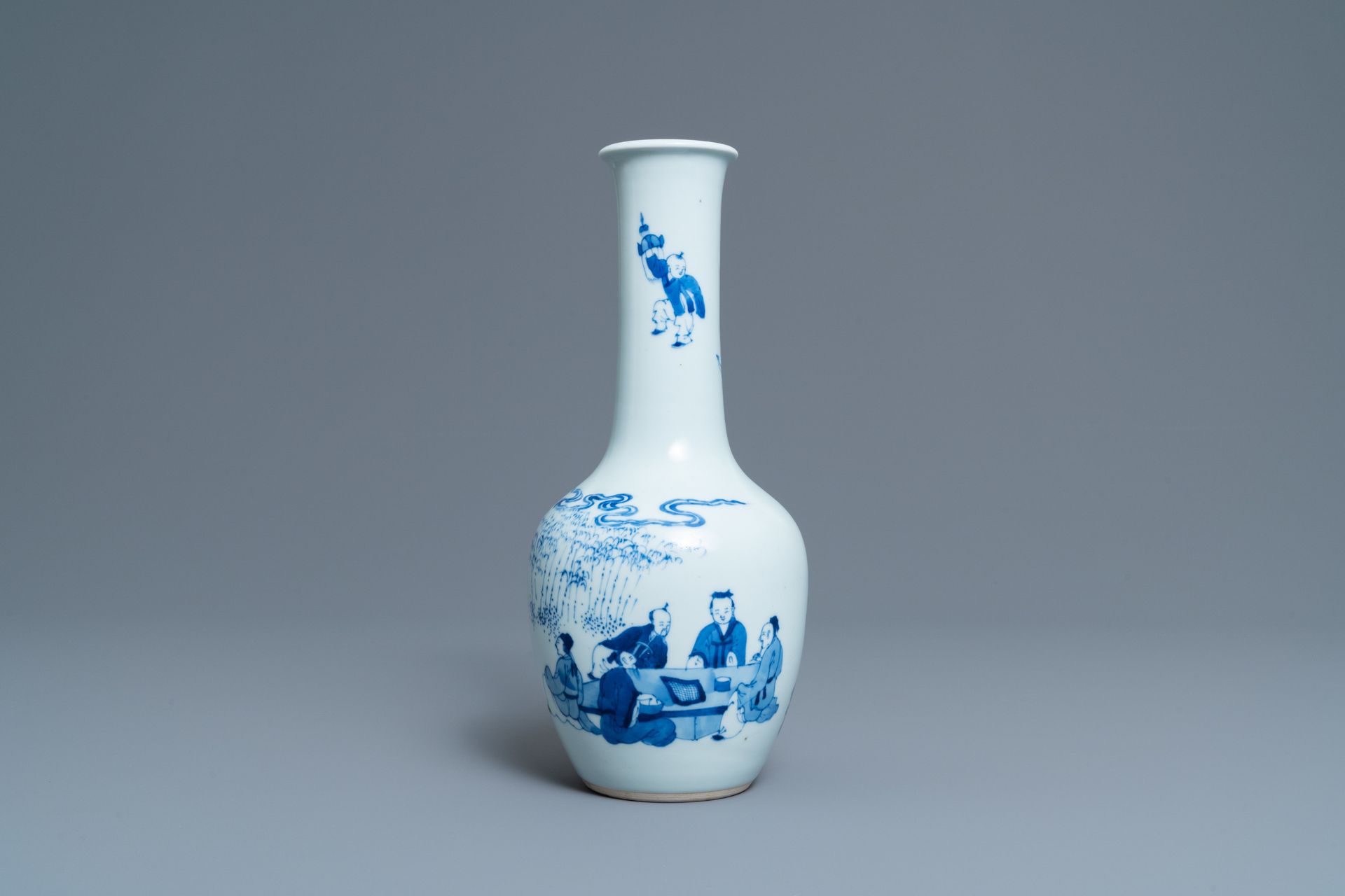 A Chinese blue and white bottle vase with go-players, 19/20th C. Titre complet :&hellip;