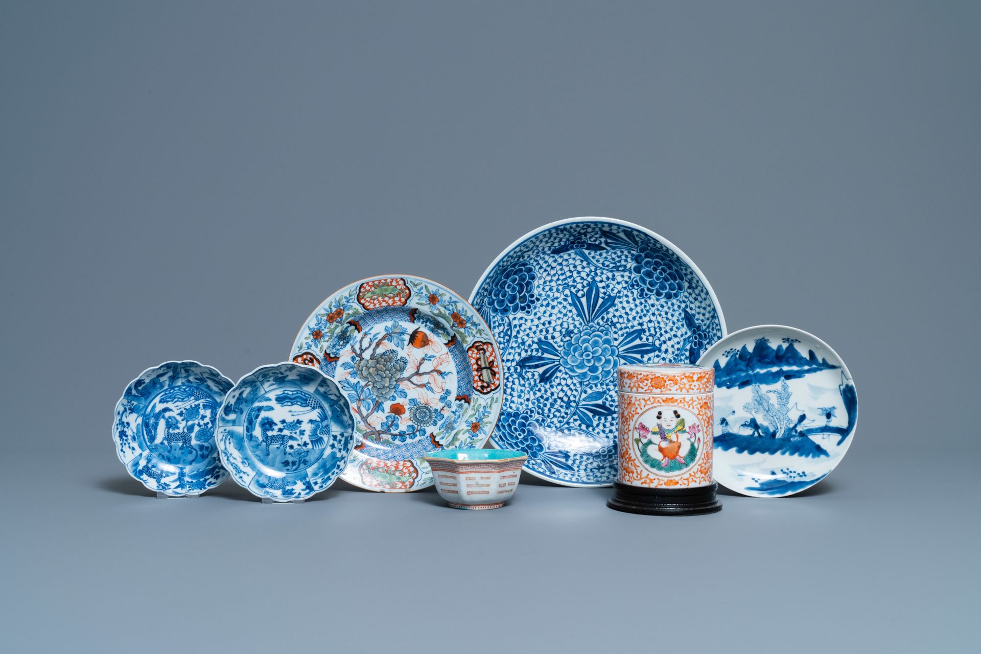 Five Chinese blue and white dishes, a bowl and a covered jar, 18/19th C. Título &hellip;