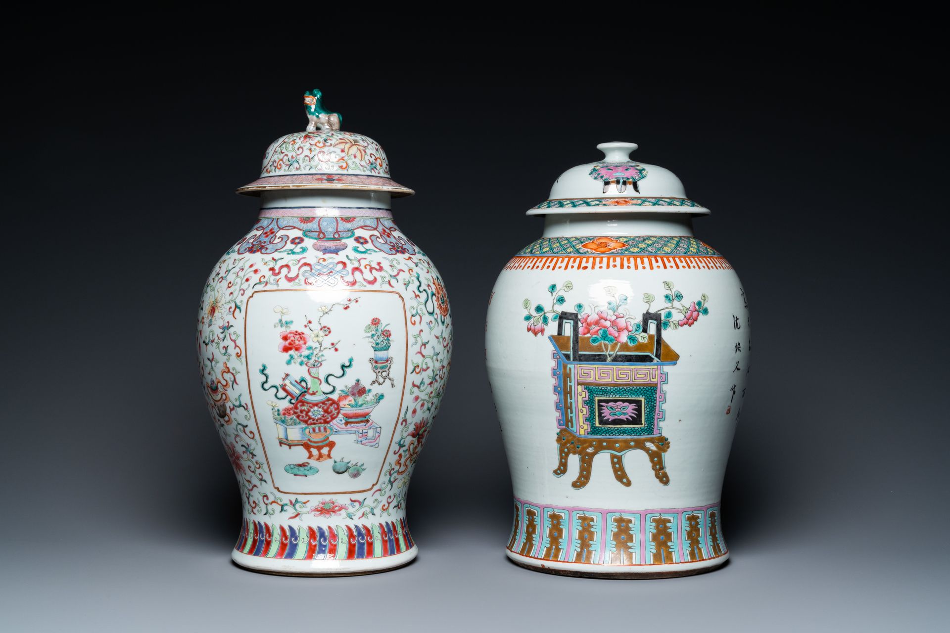 Two Chinese famille rose vases and covers, 19th C. 全名：两个中国粉彩花瓶和盖子，19世纪。两件中国粉彩花瓶和&hellip;