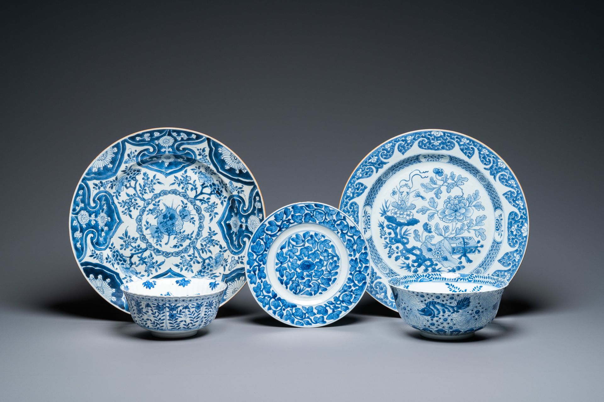 Three Chinese blue and white dishes and two bowls, Kangxi and later Título compl&hellip;