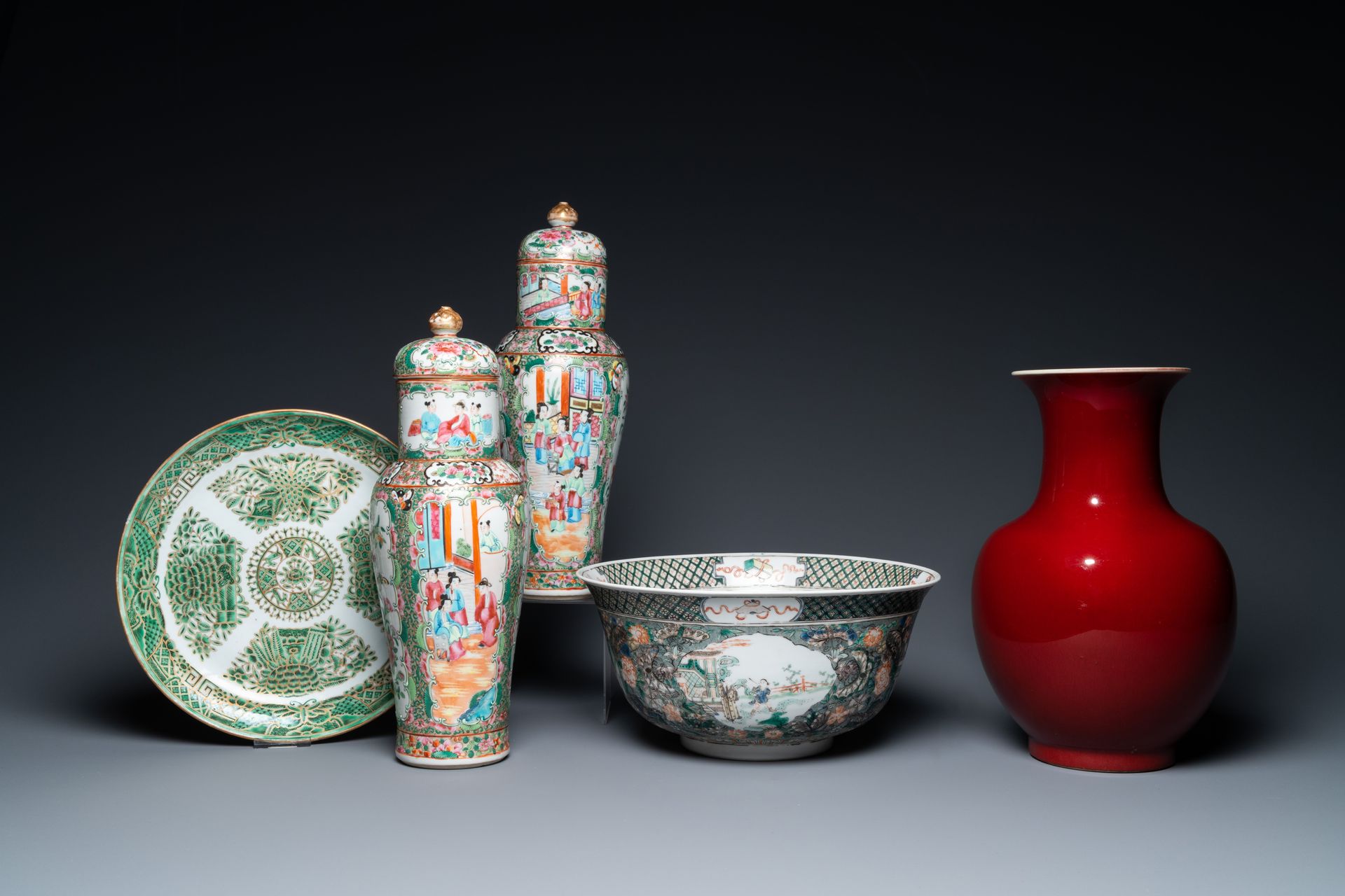 Three Chinese vases, a bowl and a dish, 19/20th C. Titre complet : Trois vases, &hellip;