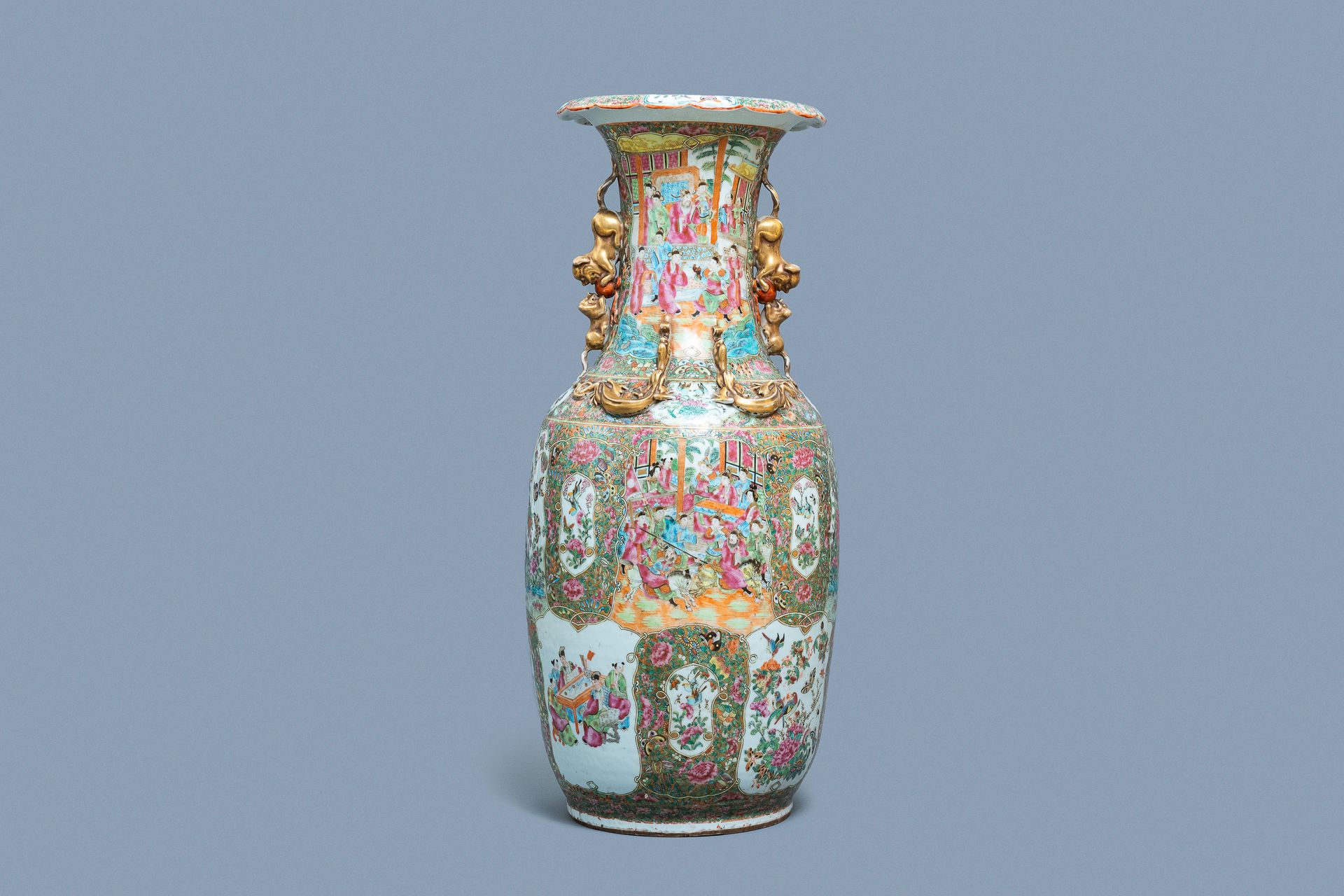 A large Chinese Canton famille rose vase, 19th C. 完整的标题。中国广州大花瓶，19世纪

说明：
高：77,5&hellip;