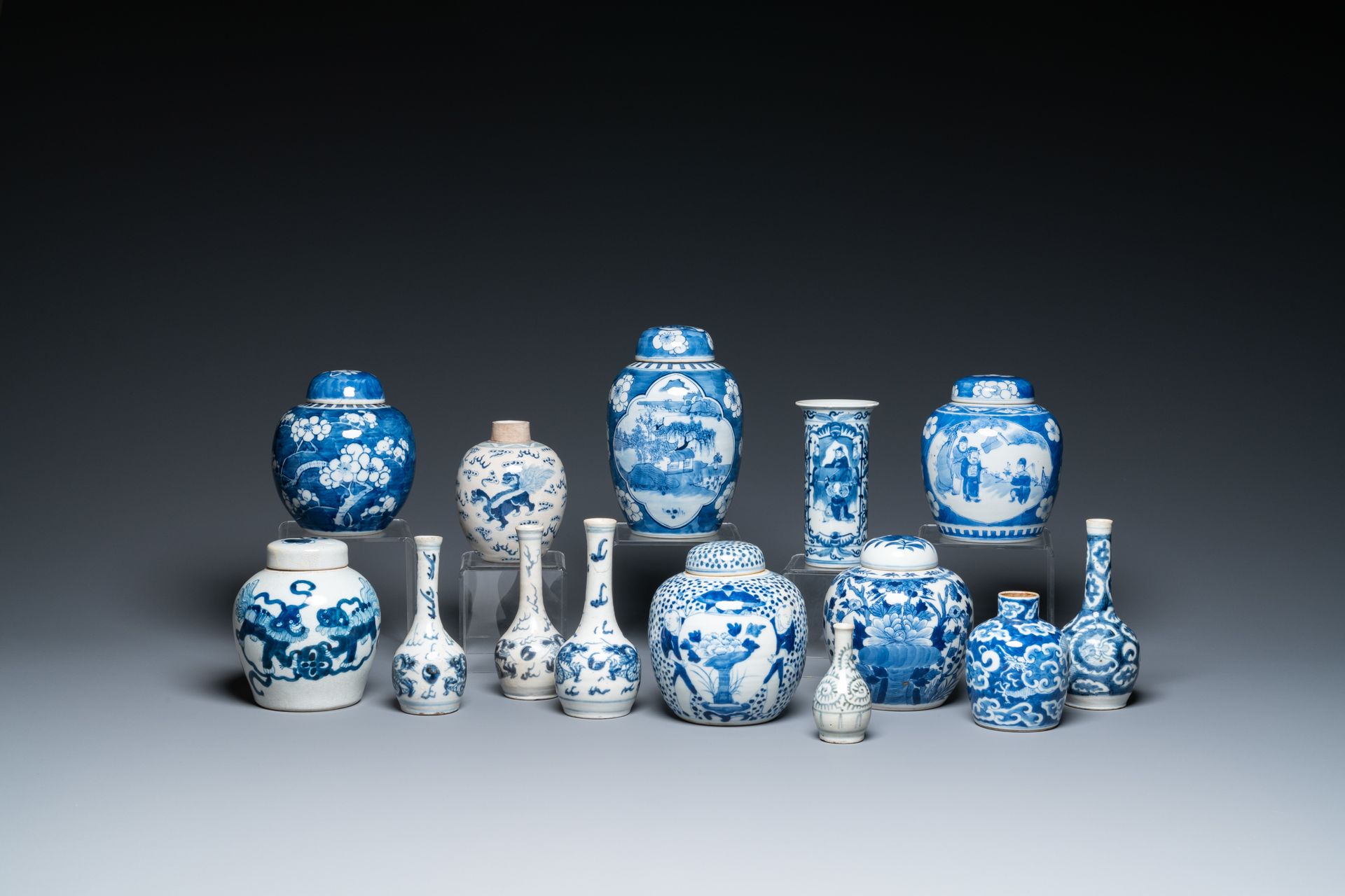 Fourteen Chinese blue and white vases, 18/20th C. 全名：十四个中国青花瓶，18/20世纪。十四件中国青花瓶，1&hellip;