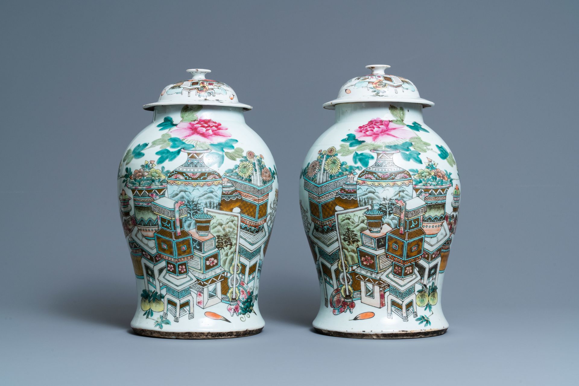 A pair of Chinese qianjiang cai vases and covers with antiquities, 19/20th C. 全名&hellip;