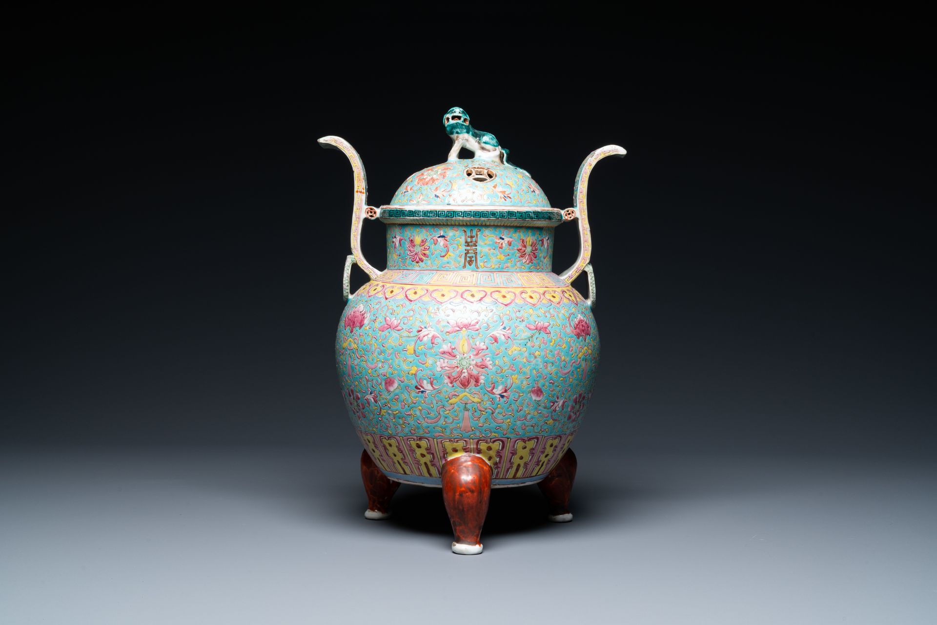 A Chinese famille rose tripod censer and cover, 19th C. Titre complet : Un encen&hellip;