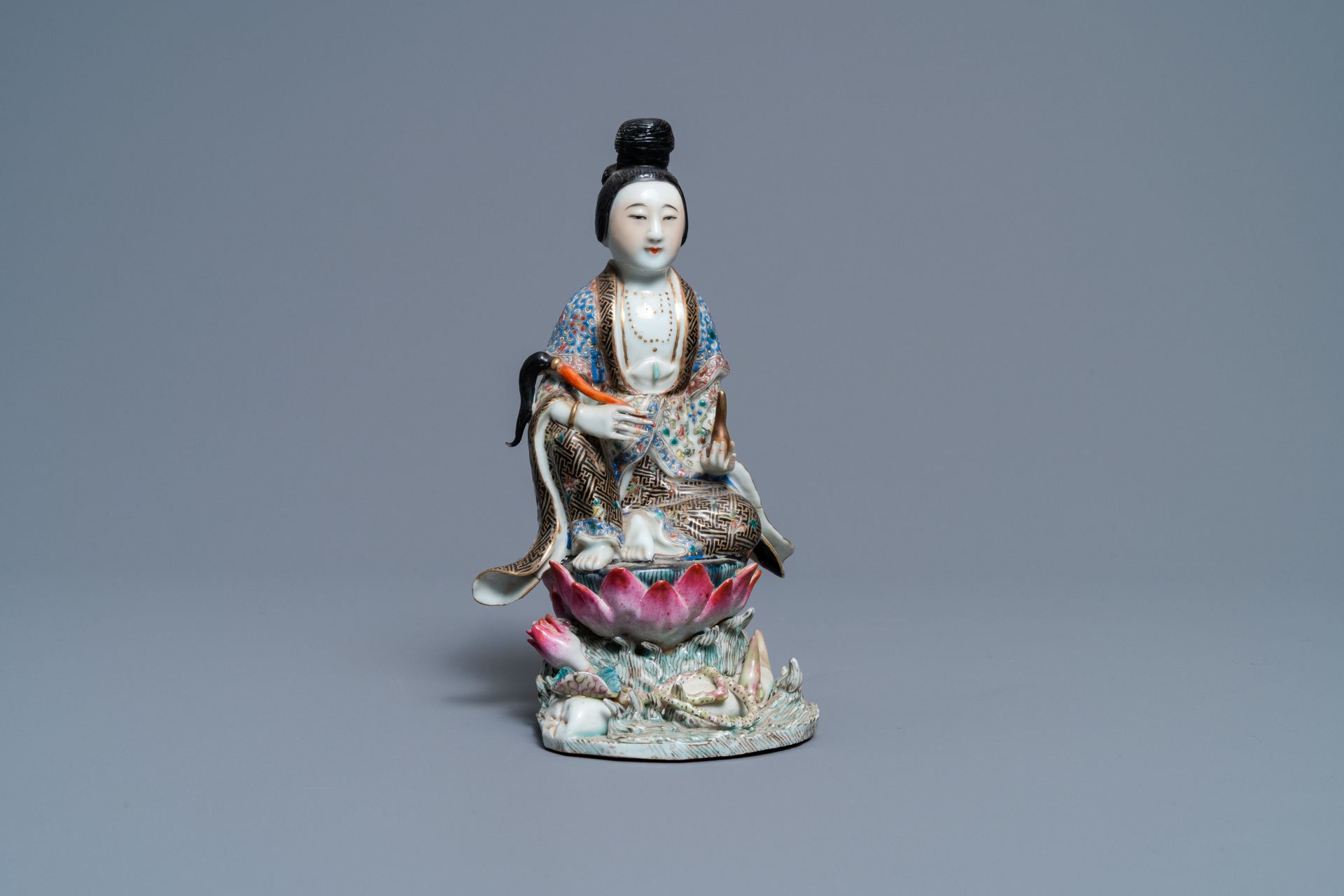 A Chinese famille rose figure of a lady on a lotus throne, 19th C. 全名：中国粉彩莲座仕女图，&hellip;