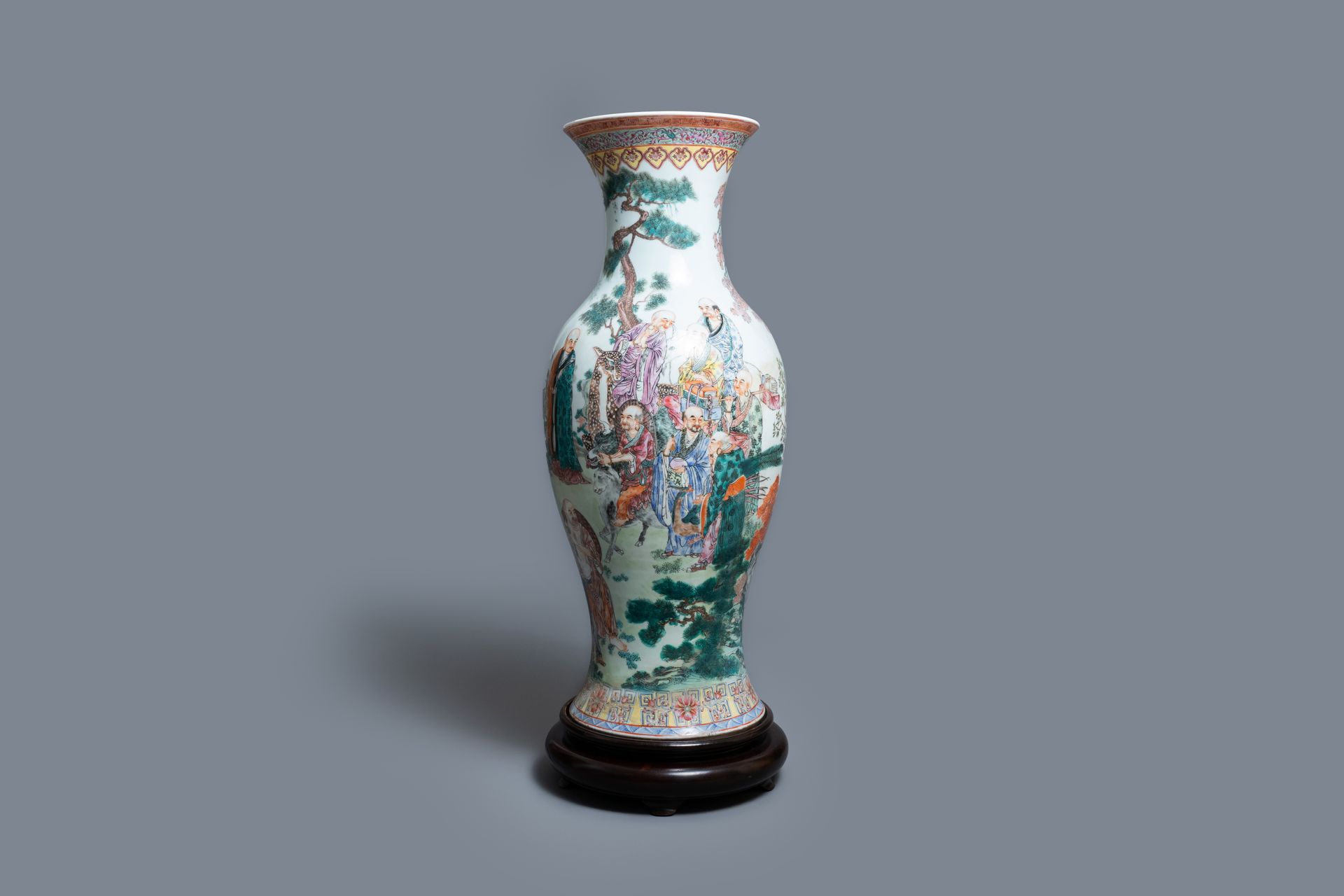 A large Chinese famille rose 'immortals' vase, Republic Titre complet : Un grand&hellip;