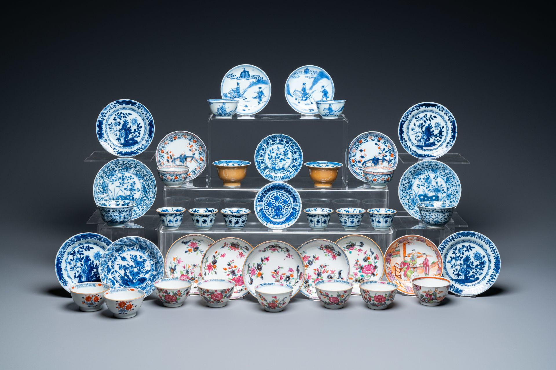 Twenty-two Chinese blue and white and famille rose cups and nineteen saucers, Ka&hellip;
