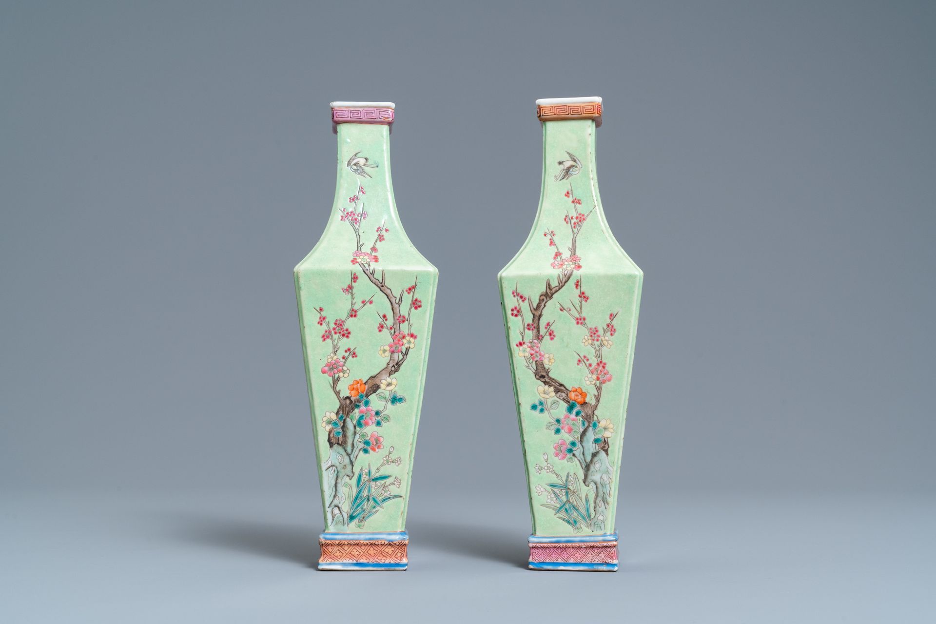 A pair of Chinese famille rose green-ground vases with floral design, 19th C. Tí&hellip;
