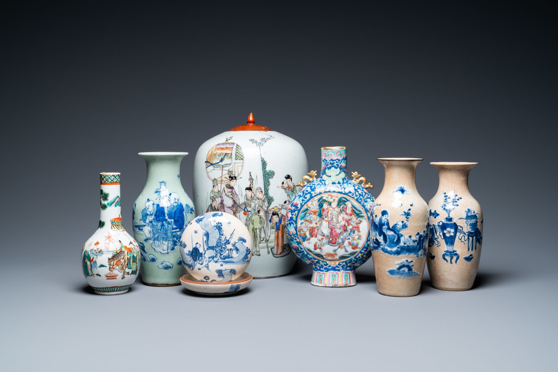 Six diverse Chinese vases and a soft paste seal paste box, 19/20th C. 全称是："六种不同的&hellip;