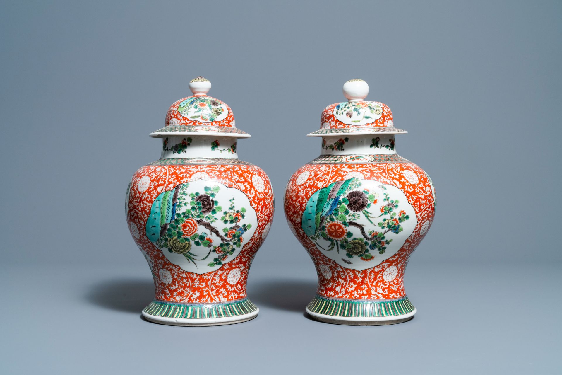 A pair of Chinese famille verte vases and covers, 19/20th C. Vollständiger Titel&hellip;