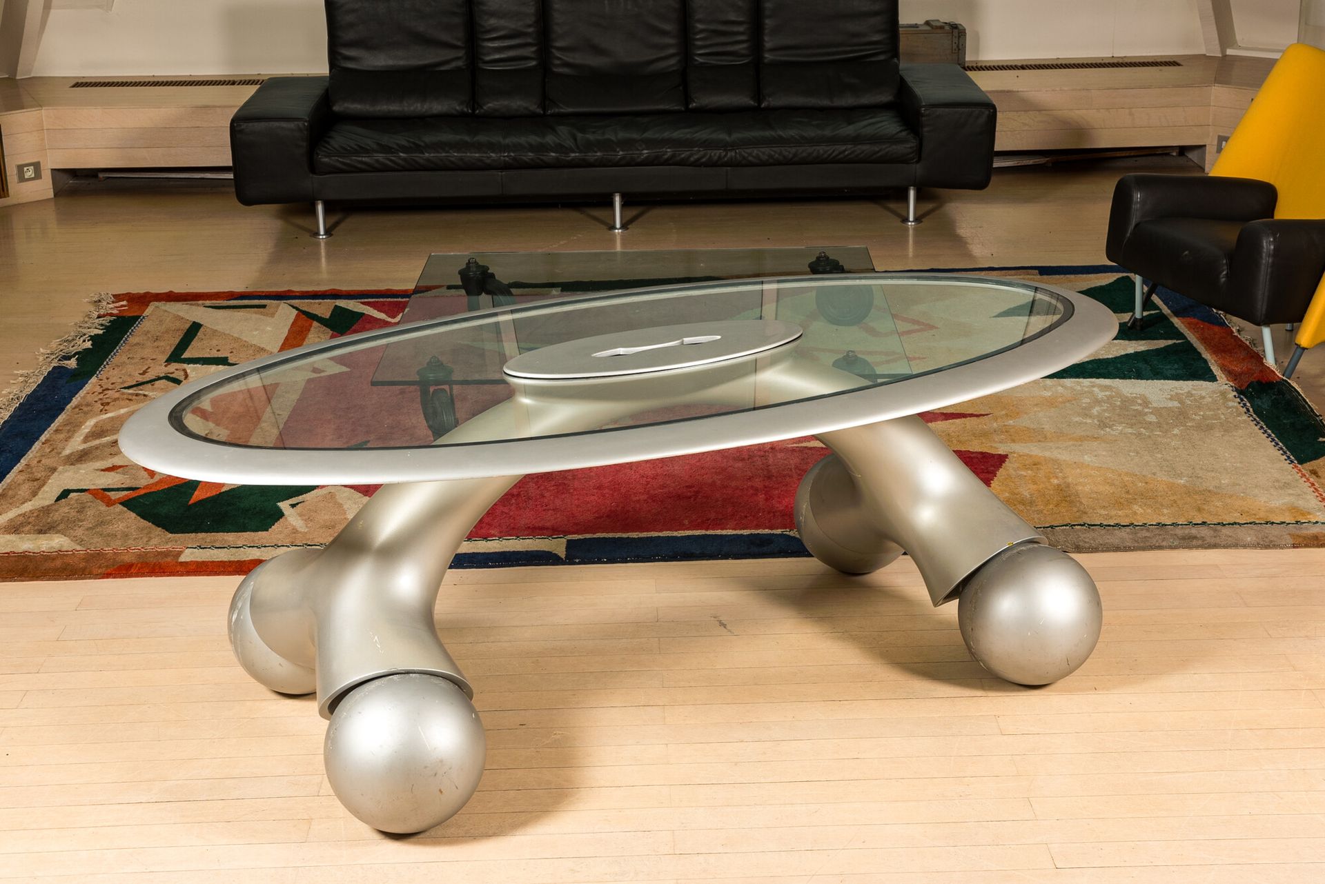 Pierre Colleu (1948): Design table, glass and silver lacquered polyester Full ti&hellip;