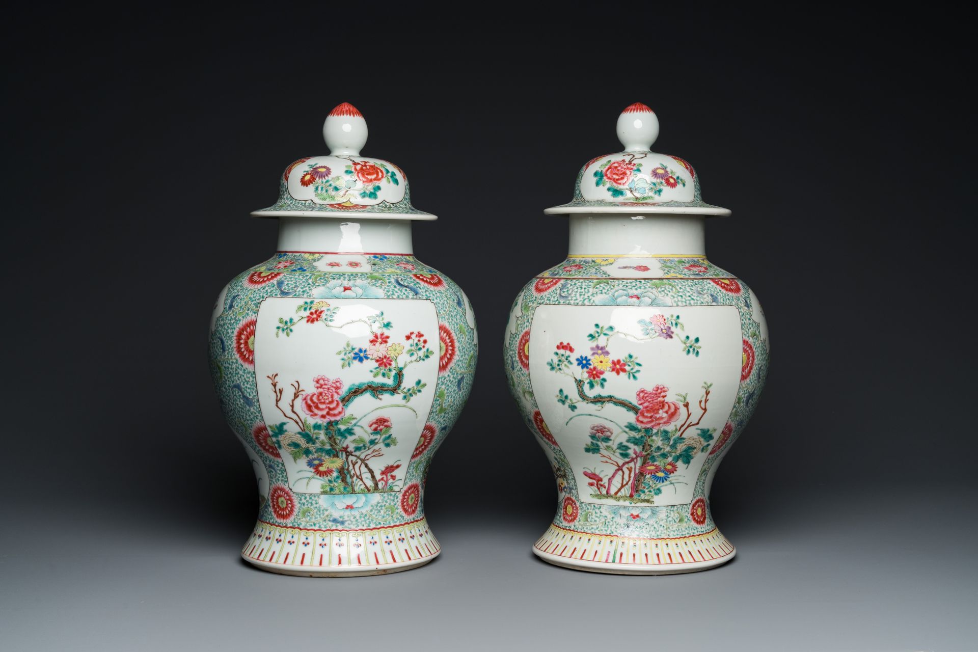 A pair of Chinese famille rose vases and covers, 19th C. 全标题。一对中国粉彩花瓶和盖子，19世纪。

&hellip;