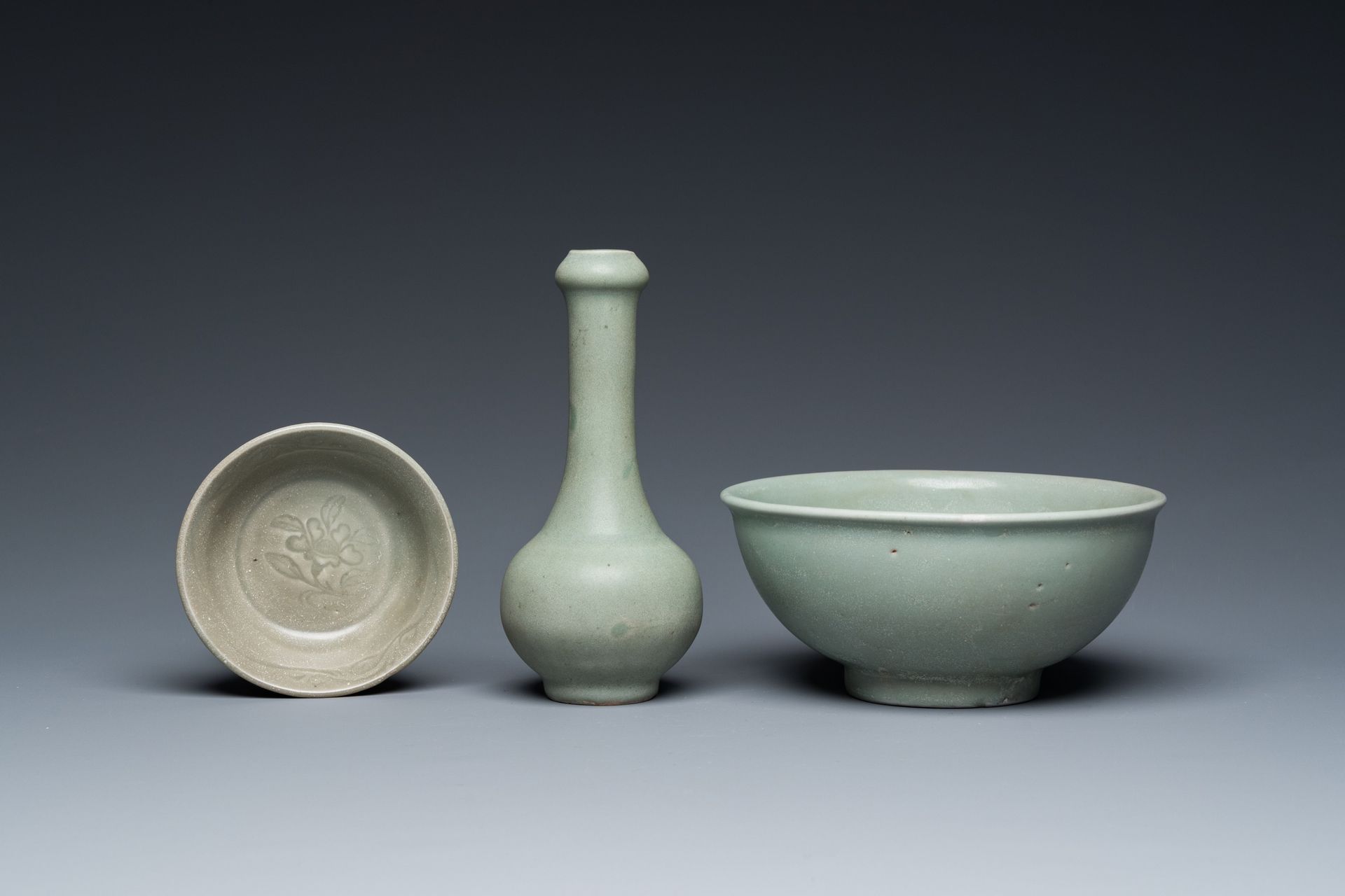 A Chinese celadon-glazed bottle vase and two bowls, Yuan/Ming Titre complet : Un&hellip;