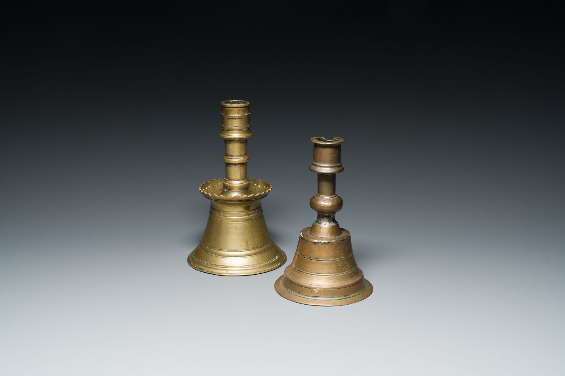 Two Ottoman bronze candlesticks, 17th C. Deux chandeliers ottomans en bronze, XV&hellip;