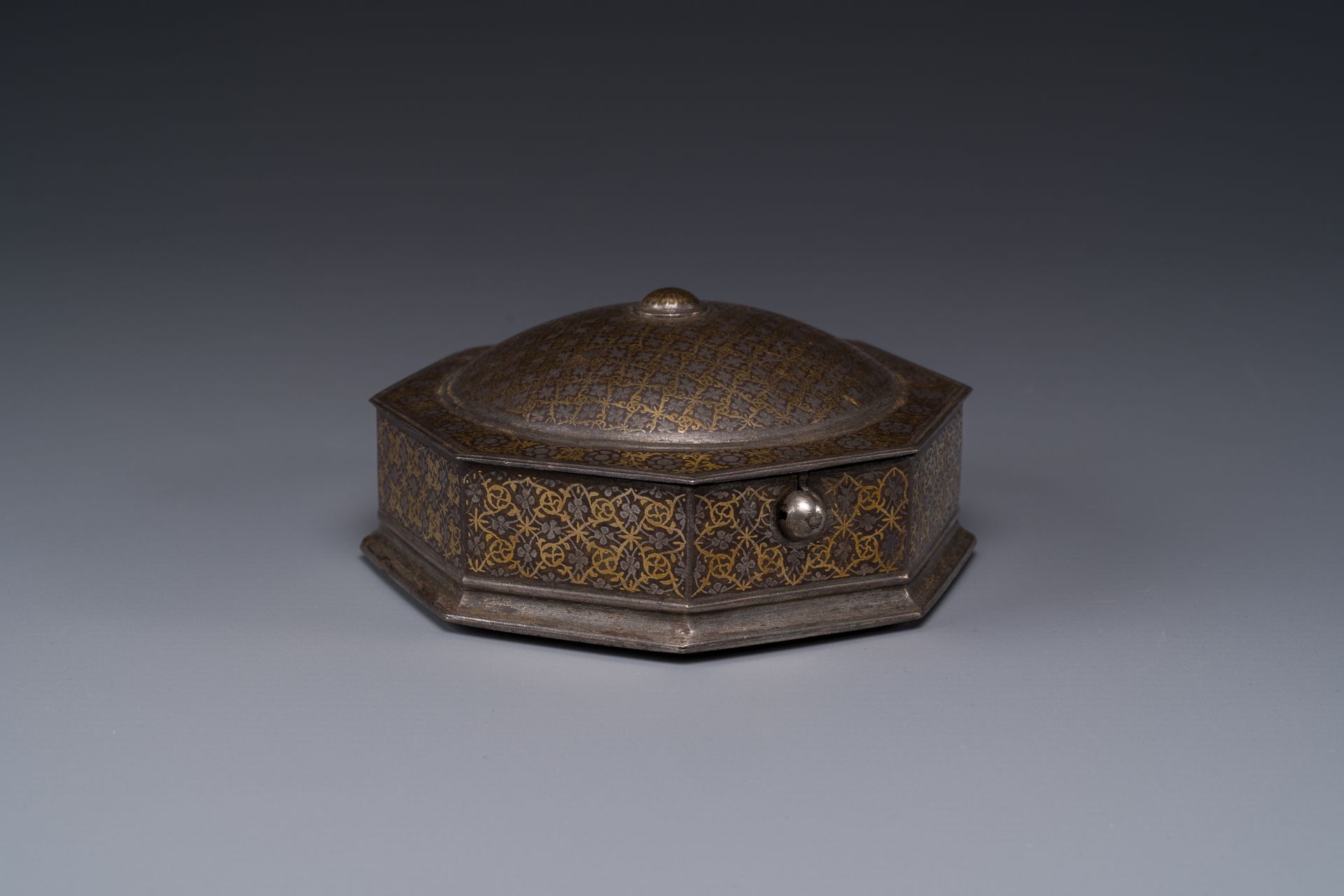 A Iranian octagonal parcel-gilt and silver inlaid box, 18/19th C. 一个伊朗八角形包裹式镀金嵌银&hellip;