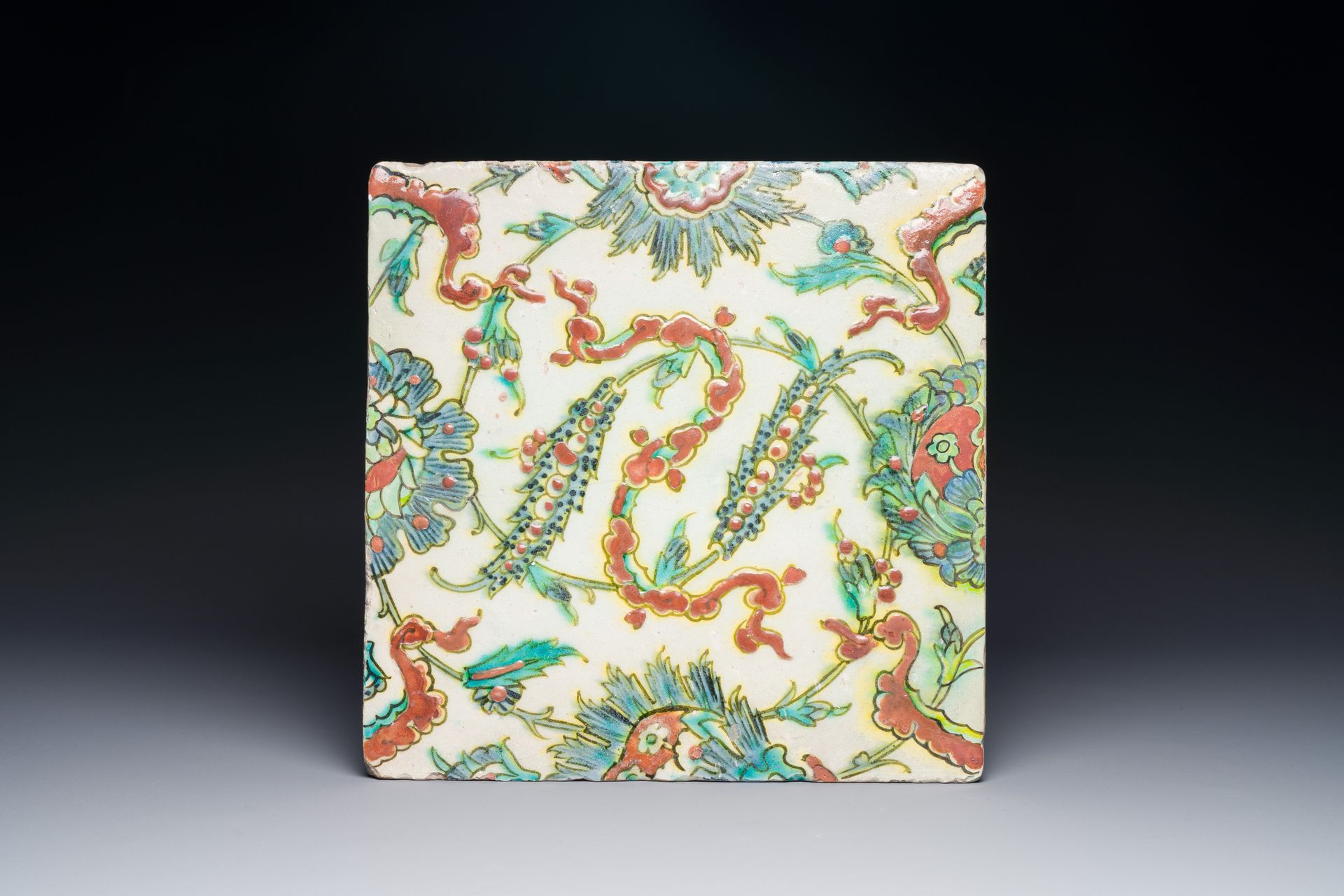 An Iznik tile with floral and cloud-band design, Turkey, 2nd half 16th C. 伊兹尼克瓷砖&hellip;