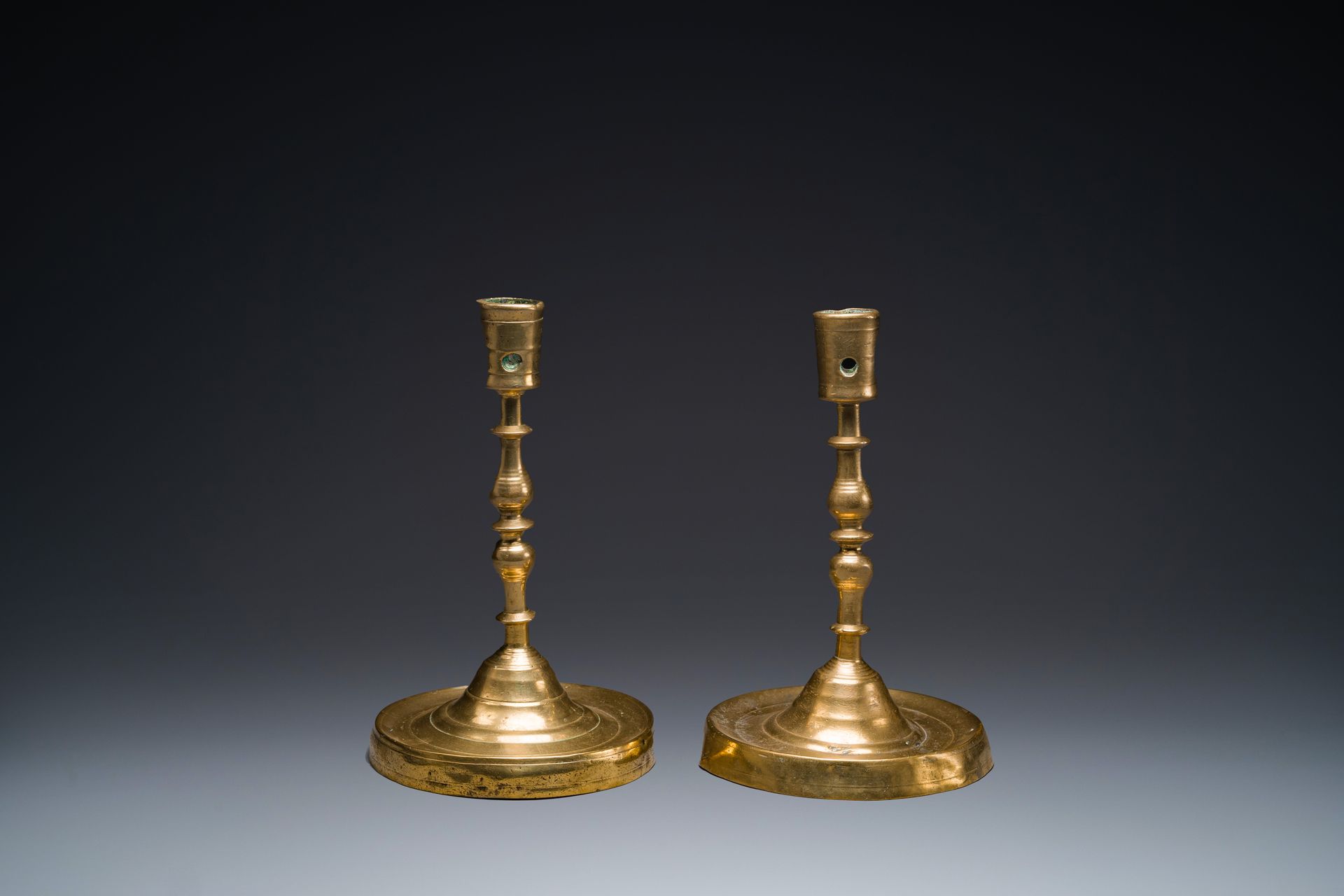 A pair of Flemish or Dutch knotted bronze candlesticks, 16th C. Coppia di candel&hellip;